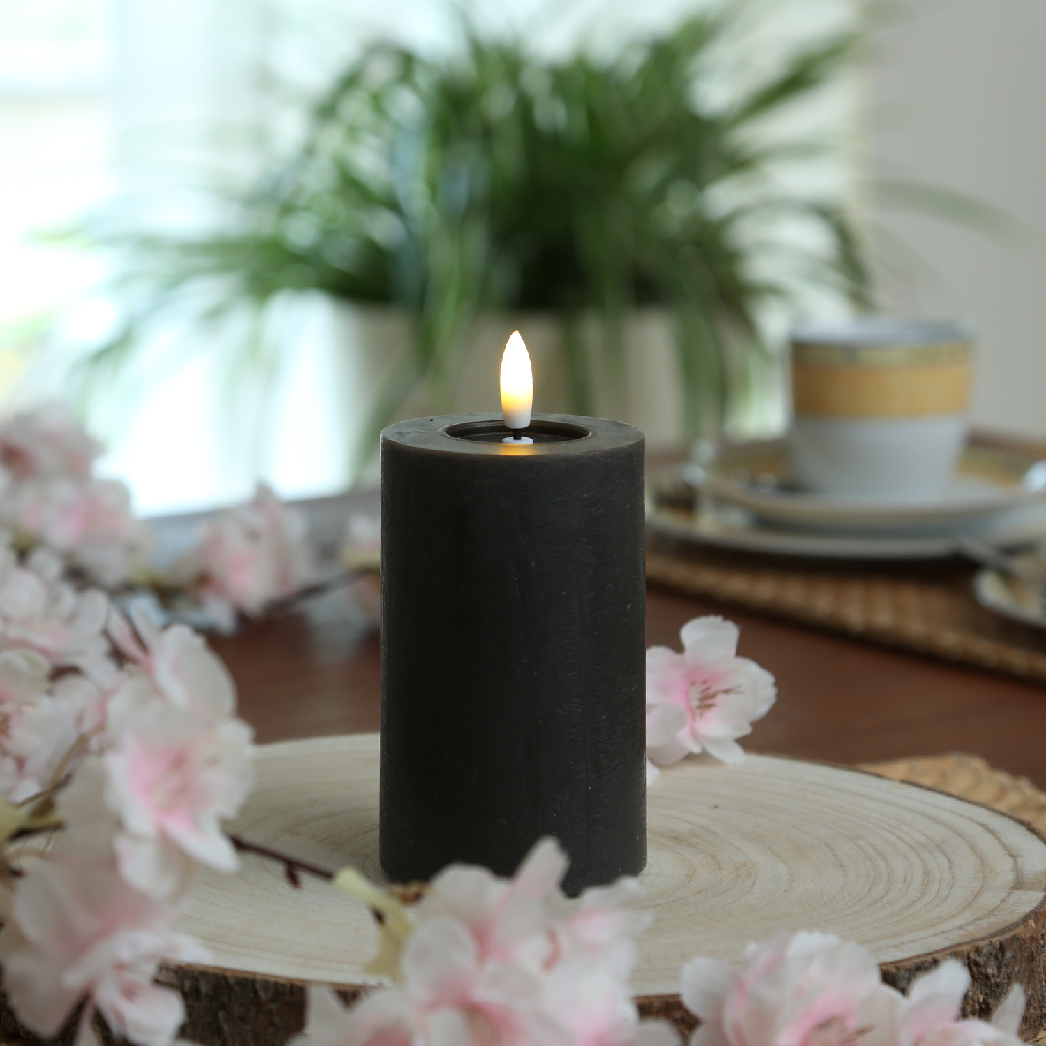 LED Kerze LINA - Rustik-Optik - Echtwachs - H: 11cm - D: 7cm - Batterie - Timer - schwarz