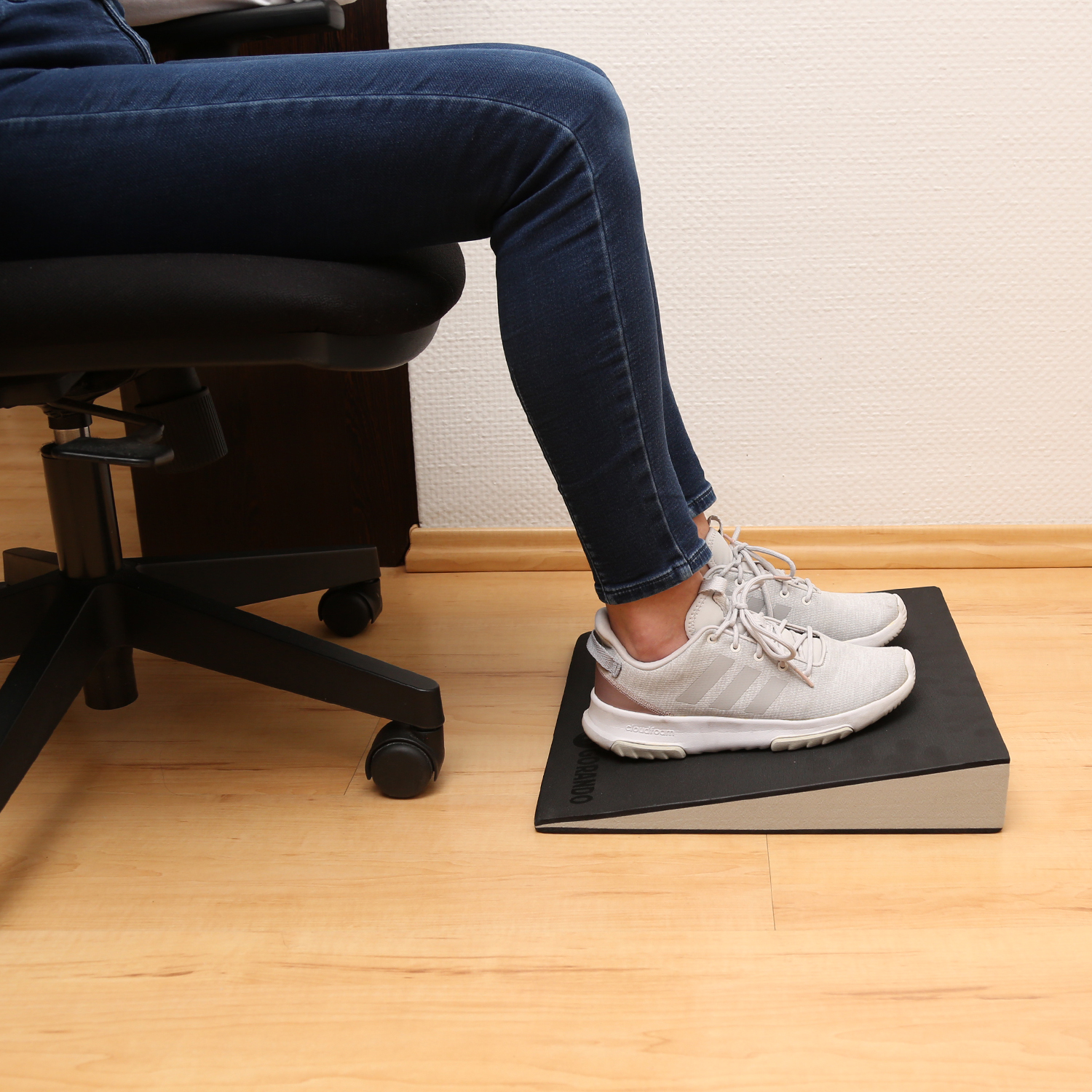 Keilkissen - Sitzkissen in Keilform - orthopädisches Sitzkissen und Fußkeil - Fußstütze