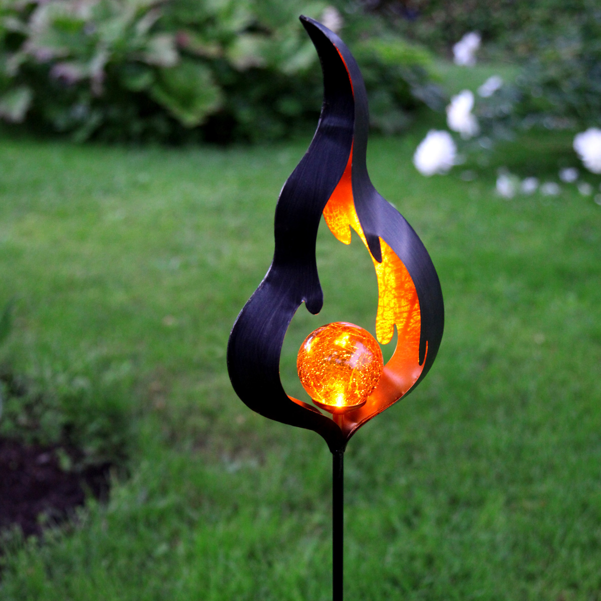 LED Solarstab "Feuer"- schwarz - amber LED - Glaskugel in Flamme - H: 85cm - Dämmerungssensor LED Solarstab "Feuer"- schwarz - amber LED - Glaskugel in Flamme - H: 85cm - Dämmerungssensor