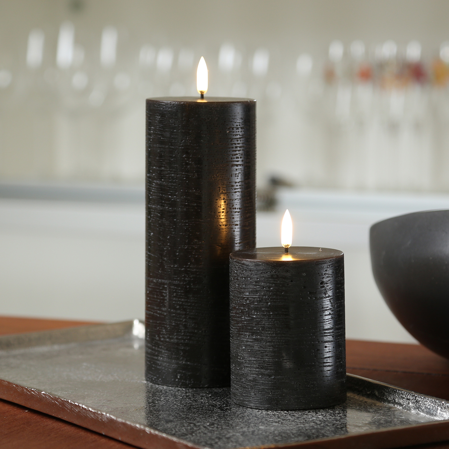 LED Kerze PIA - Rustik-Optik - Echtwachs - H: 10cm - D: 7,8cm - Timer - bis zu 1000 Std. - schwarz LED Kerze PIA - Rustik-Optik - Echtwachs - H: 10cm - D: 7,8cm - Timer - bis zu 1000 Std. - schwarz