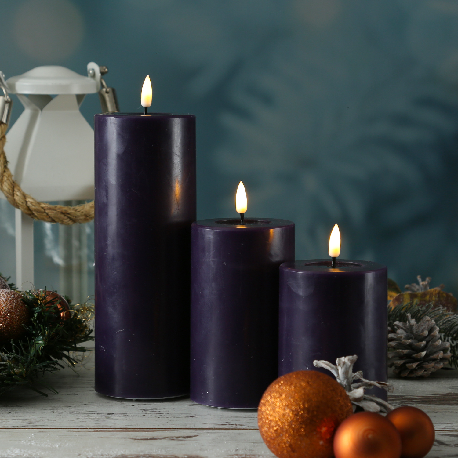 LED Stumpenkerze MIA - Echtwachs - realistische 3D Flamme - H: 12,5cm - D: 7,5cm - dunkellila LED Stumpenkerze MIA - Echtwachs - realistische 3D Flamme - H: 12,5cm - D: 7,5cm - dunkellila