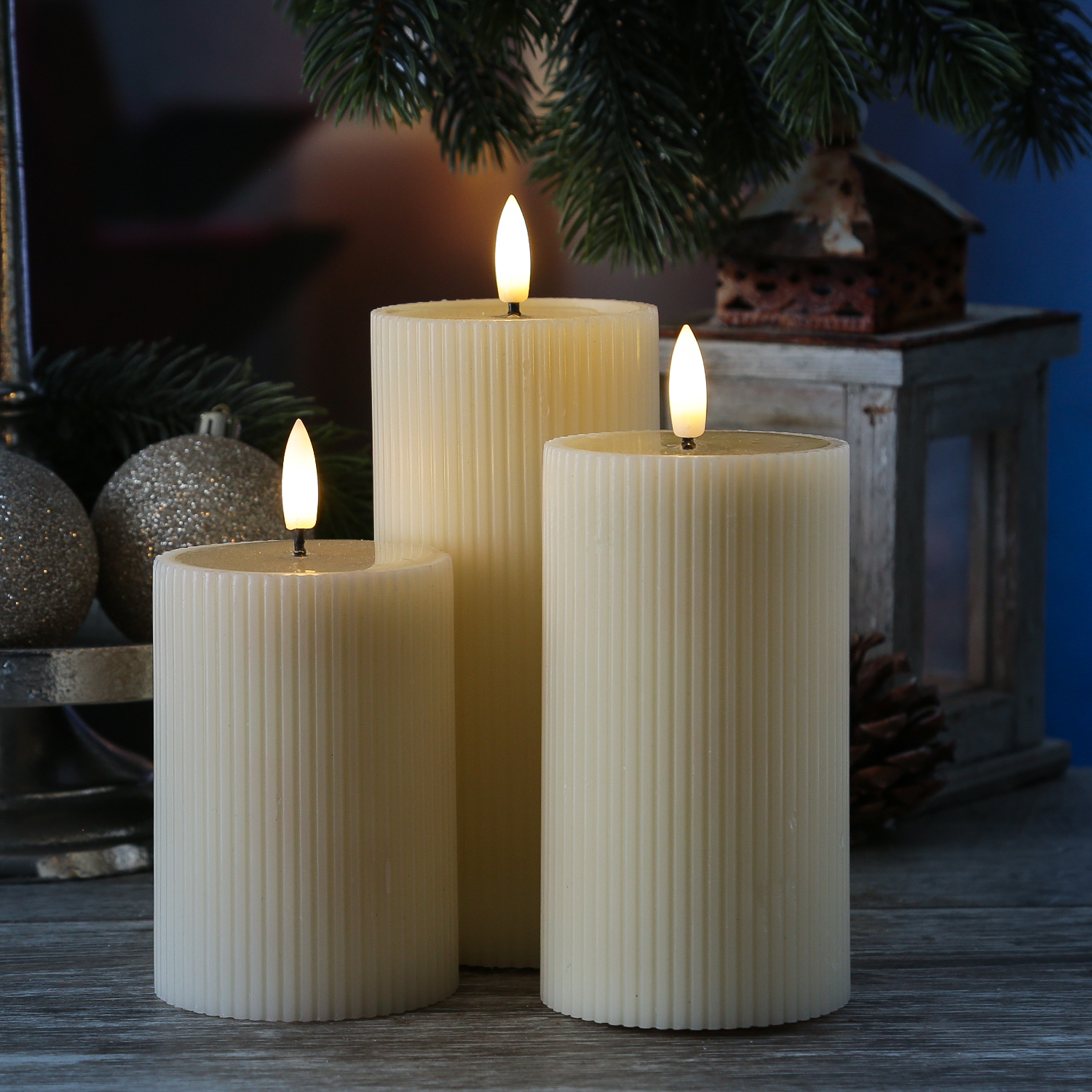 LED Kerze LIV - gerillt - Echtwachs - warmweiße 3D Flamme - H: 15,5cm - D: 7cm - Timer - creme LED Kerze LIV - gerillt - Echtwachs - warmweiße 3D Flamme - H: 15,5cm - D: 7cm - Timer - creme