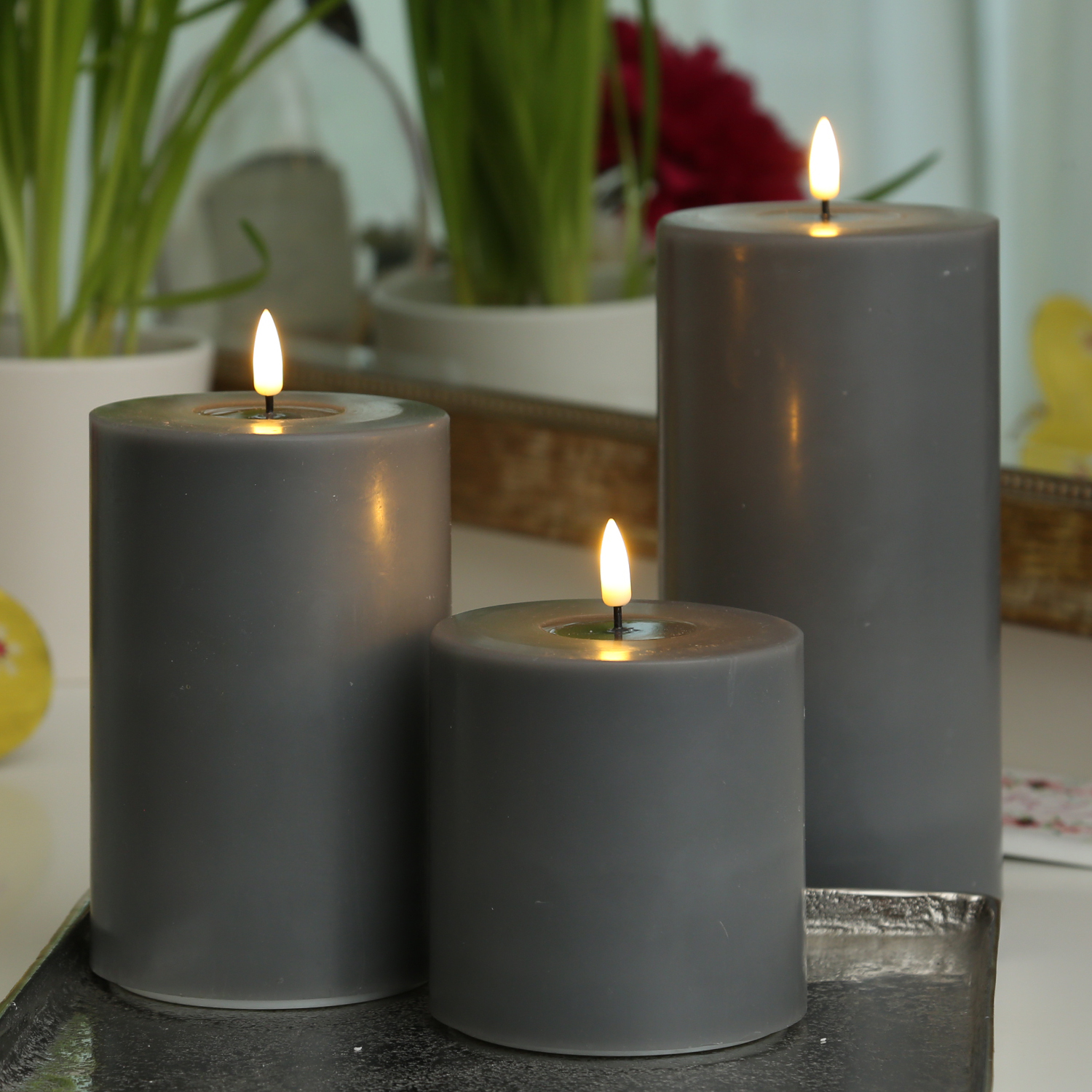 LED Stumpenkerze MIA - Echtwachs - realistische 3D Flamme - H: 15cm D:10cm - Batteriebetrieb - grau LED Stumpenkerze MIA - Echtwachs - realistische 3D Flamme - H: 15cm D:10cm - Batteriebetrieb - grau