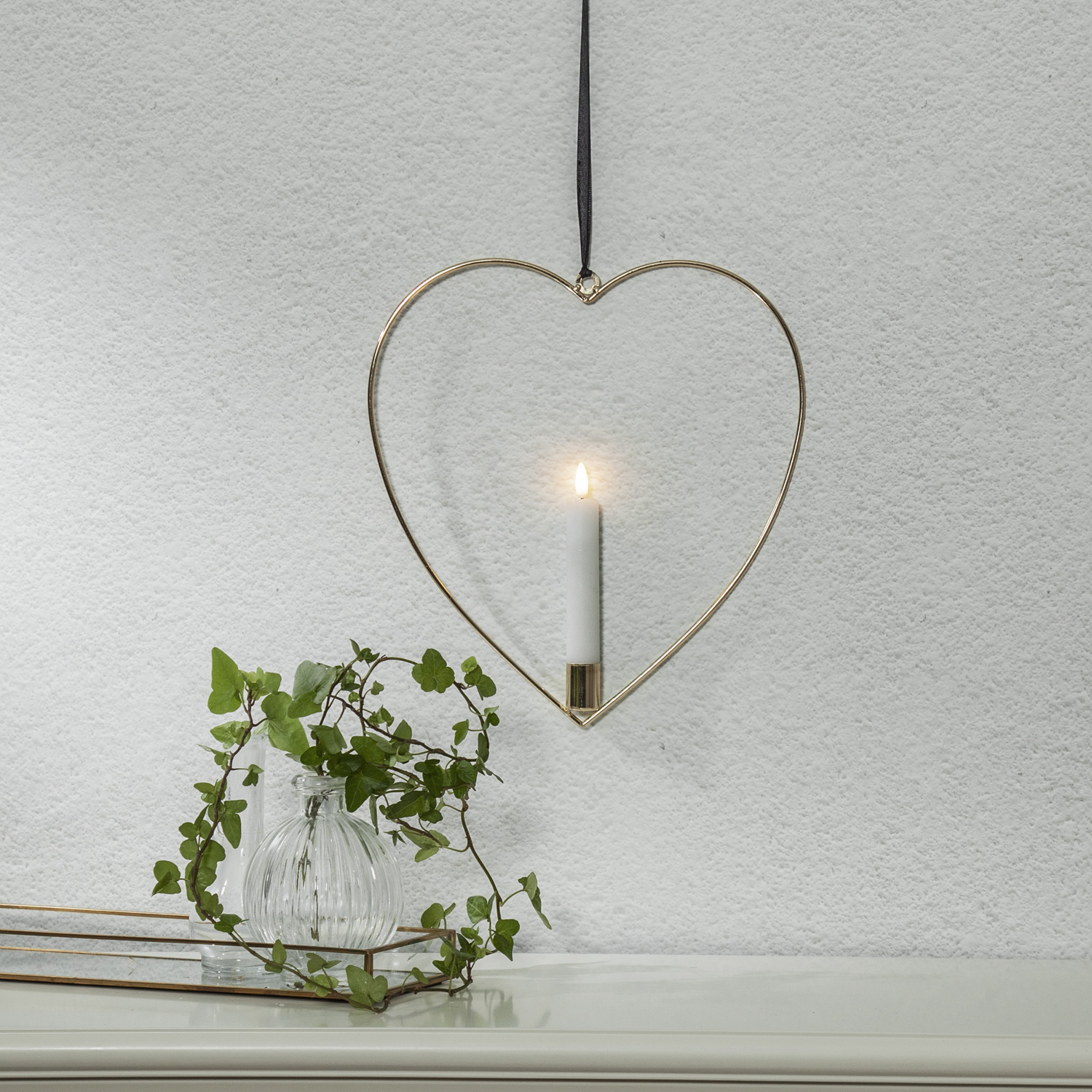 LED Stabkerzenhalter in Herzform inkl. Stabkerze - Metall - hängend - Batterie - Innen - gold LED Stabkerzenhalter in Herzform inkl. Stabkerze - Metall - hängend - Batterie - Innen - gold