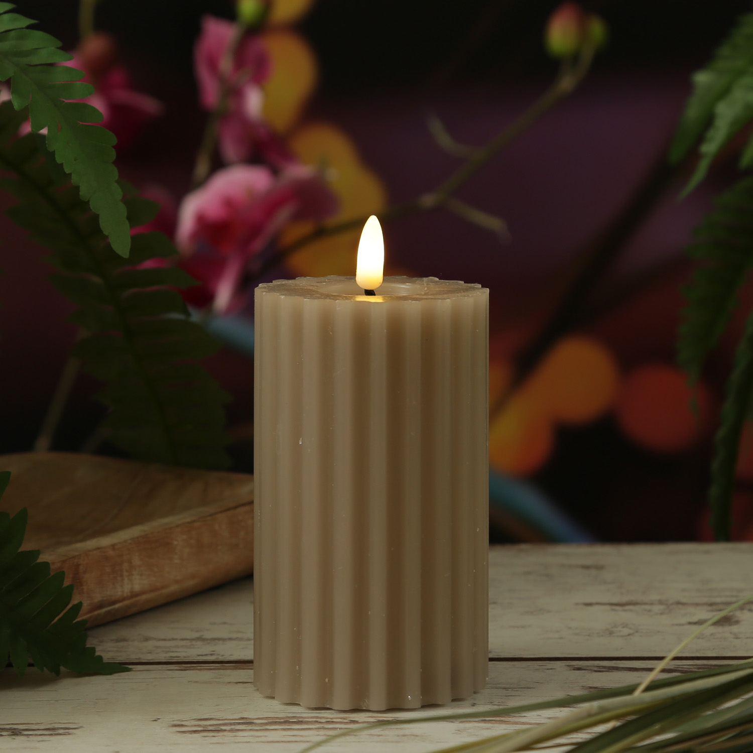 LED Kerze LIV - gerillt - Echtwachs - warmweiße 3D Flamme - H: 14,5cm - D: 7,5cm - Timer - grau LED Kerze LIV - gerillt - Echtwachs - warmweiße 3D Flamme - H: 14,5cm - D: 7,5cm - Timer - grau