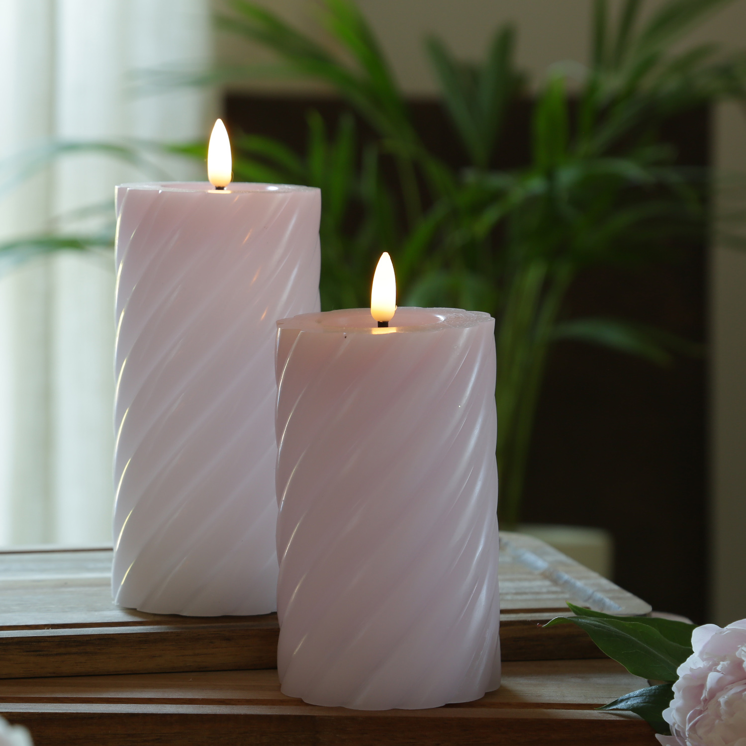 LED Stumpenkerze TWIST - Echtwachs - warmweiße 3D Flamme - H: 17,5cm - Batterie - Timer - flieder LED Stumpenkerze TWIST - Echtwachs - warmweiße 3D Flamme - H: 17,5cm - Batterie - Timer - flieder