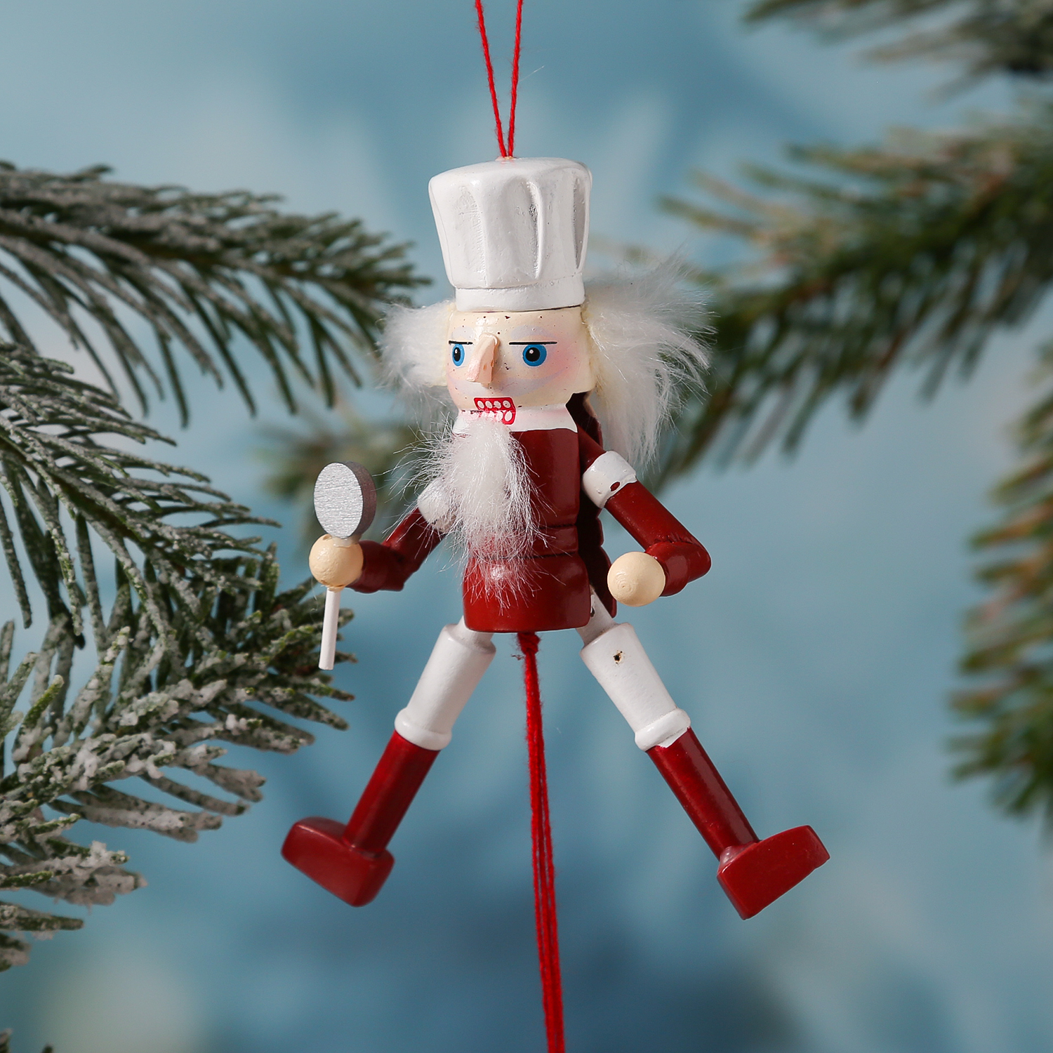 Weihnachtsbaumschmuck NUSSKNACKER - Tannenholz - inkl. Aufhänger - beweglich - H: 12,5cm - weiß Weihnachtsbaumschmuck NUSSKNACKER - Tannenholz - inkl. Aufhänger - beweglich - H: 12,5cm - weiß