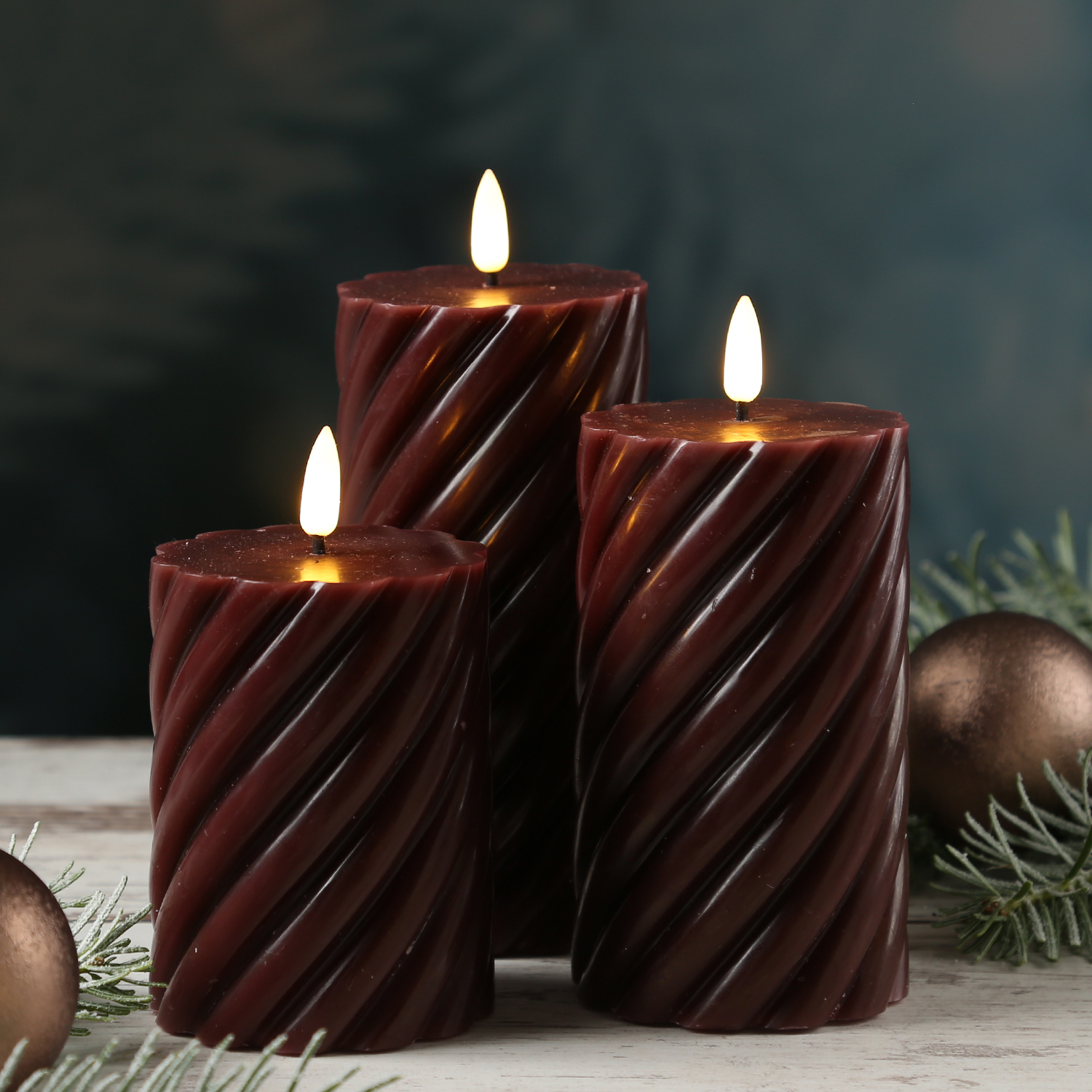 LED Stumpenkerze SWIRL - Echtwachs - warmweiße 3D Flamme - H: 17,5cm - Batterie - Timer - weinrot LED Stumpenkerze SWIRL - Echtwachs - warmweiße 3D Flamme - H: 17,5cm - Batterie - Timer - weinrot