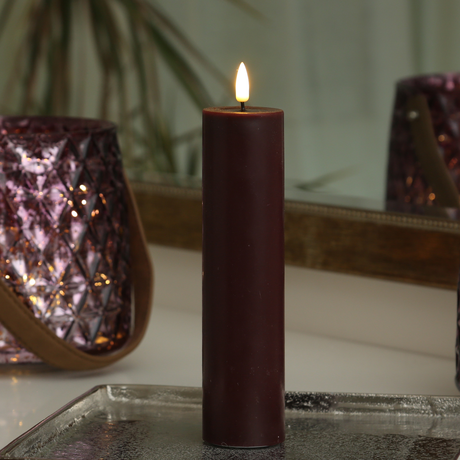 LED Stumpenkerze MIA - Echtwachs - realistische 3D Flamme - H: 20cm - D: 5cm - weinrot LED Stumpenkerze MIA - Echtwachs - realistische 3D Flamme - H: 20cm - D: 5cm - weinrot