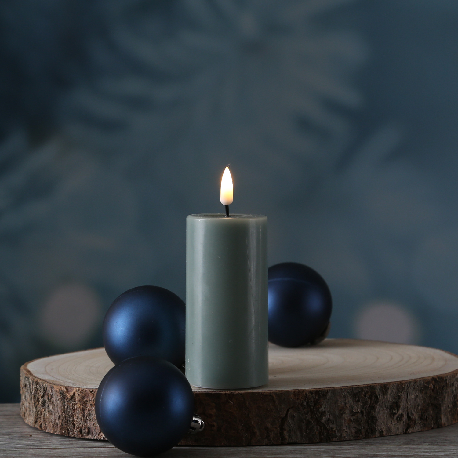 LED Stumpenkerze MIA - Echtwachs - realistische 3D Flamme - H: 10cm - D: 5cm - salbeigrün LED Stumpenkerze MIA - Echtwachs - realistische 3D Flamme - H: 10cm - D: 5cm - salbeigrün