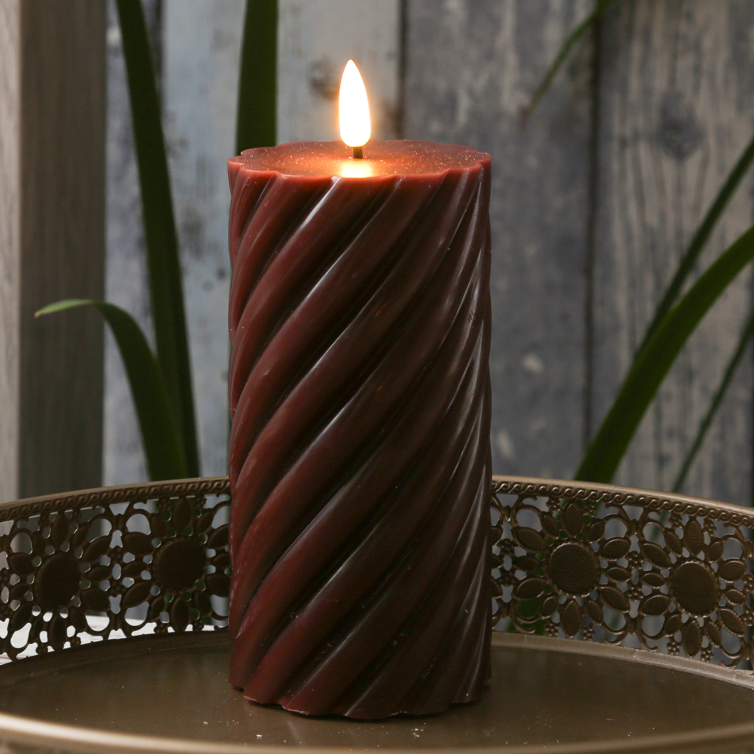 LED Stumpenkerze SWIRL - Echtwachs - warmweiße 3D Flamme - H: 17,5cm - Batterie - Timer - weinrot LED Stumpenkerze SWIRL - Echtwachs - warmweiße 3D Flamme - H: 17,5cm - Batterie - Timer - weinrot