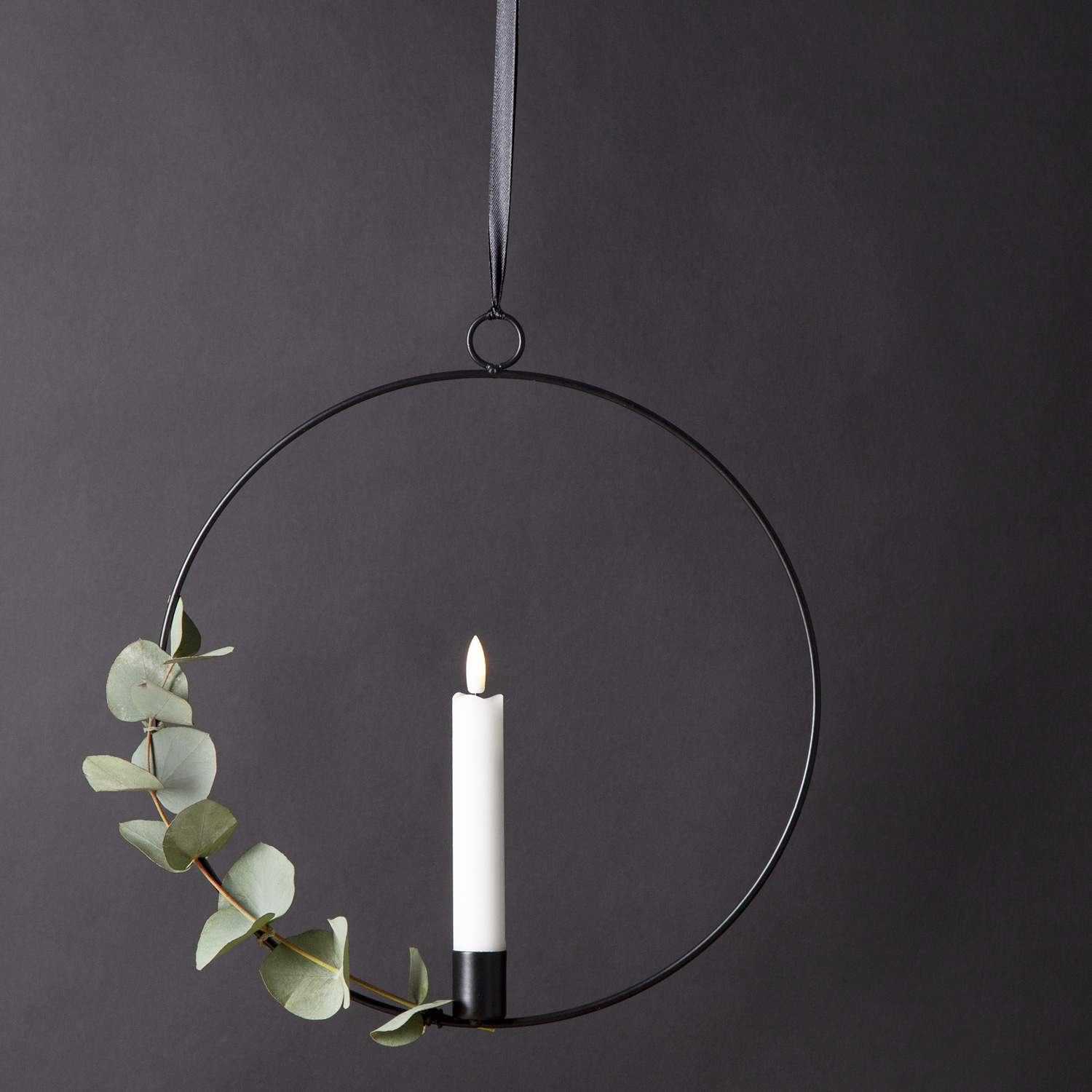 Dekoring mit LED Kerze Flamme - mit Aufhänger - D: 28,5cm - Timer - Batterie - schwarz Dekoring mit LED Kerze Flamme - mit Aufhänger - D: 28,5cm - Timer - Batterie - schwarz