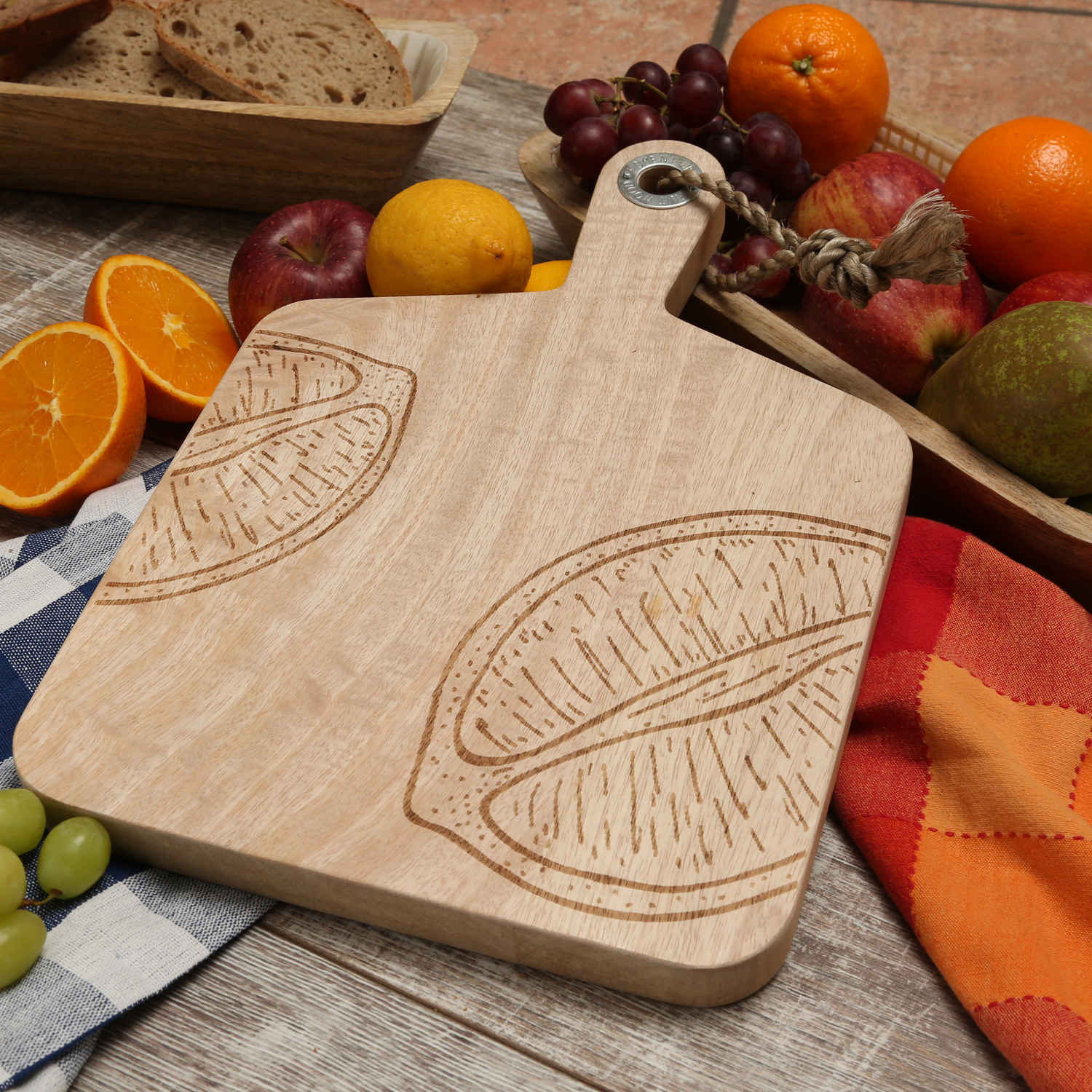 Schneidebrett - Vesperbrett - Mangoholz - Kordel - L: 38cm - Zitronenmotiv längs geschnitten - natur Schneidebrett - Vesperbrett - Mangoholz - Kordel - L: 38cm - Zitronenmotiv längs geschnitten - natur