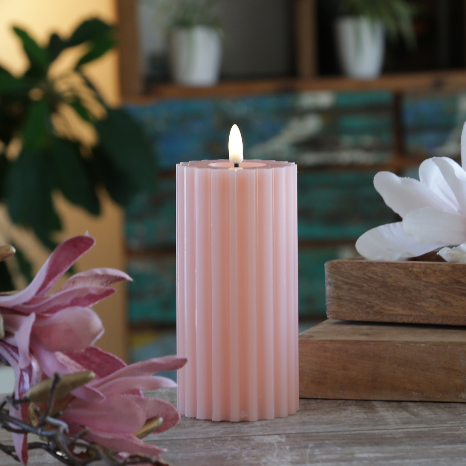 LED Kerze LIV - gerillt - Echtwachs - warmweiße 3D Flamme - H: 17,5cm - D: 7,5cm - Timer - rosa LED Kerze LIV - gerillt - Echtwachs - warmweiße 3D Flamme - H: 17,5cm - D: 7,5cm - Timer - rosa