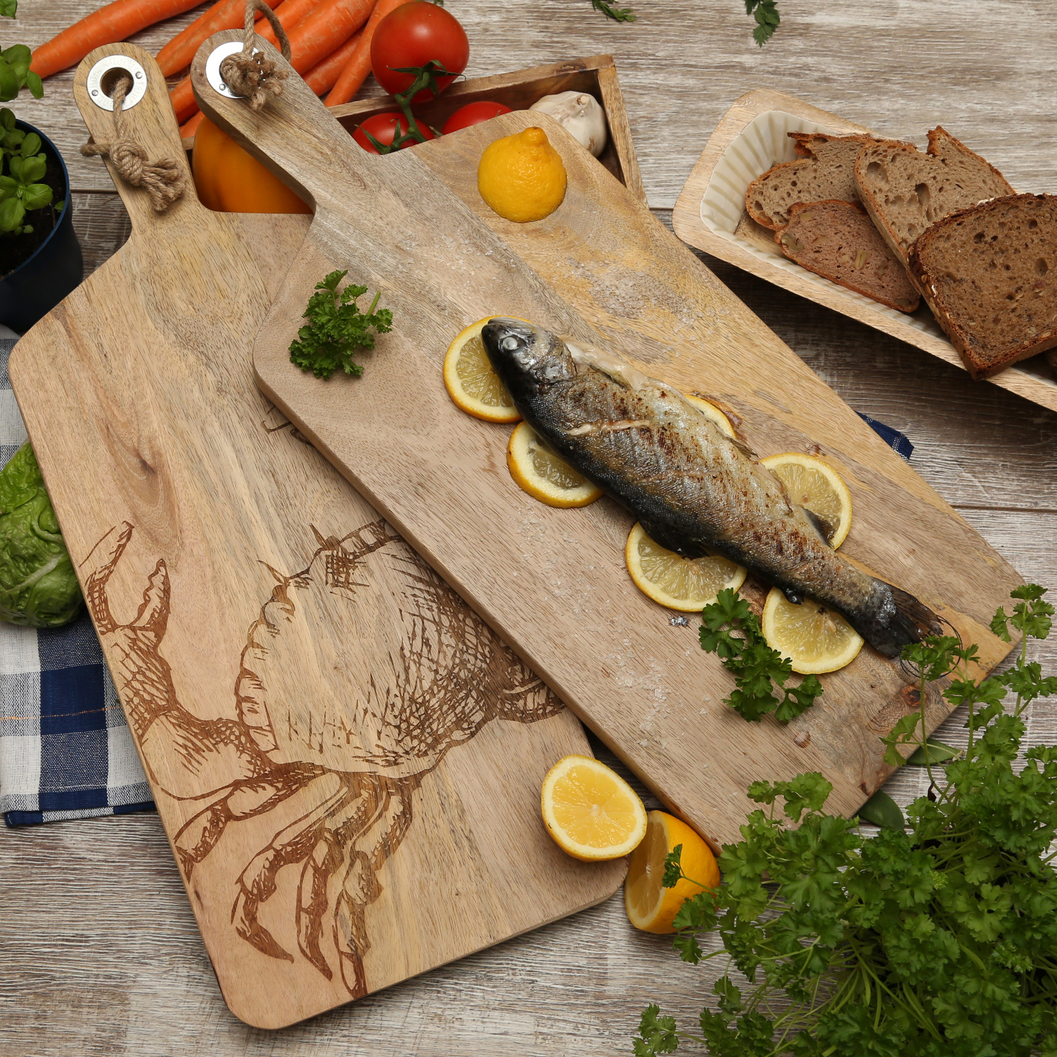 Schneidebrett - Vesperbrett - Krebsmotiv - Mangoholz - Kordel - L: 58cm - natur Schneidebrett - Vesperbrett - Krebsmotiv - Mangoholz - Kordel - L: 58cm - natur