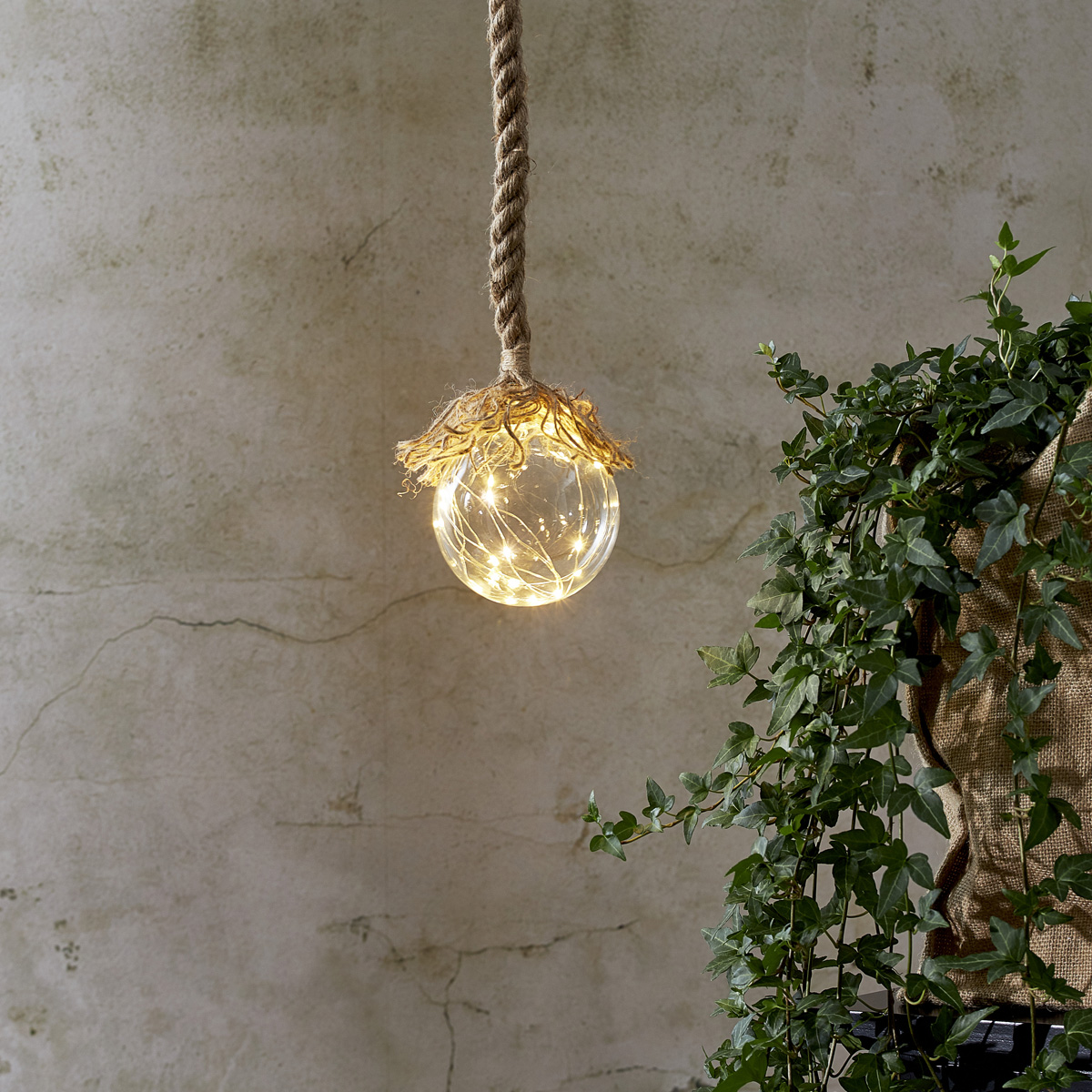 LED Glaskugel "Jutta" - mit Juteseil - 15 warmweiße LED am Draht - L: 140cm - D: 10cm - klar LED Glaskugel "Jutta" - mit Juteseil - 15 warmweiße LED am Draht - L: 140cm - D: 10cm - klar