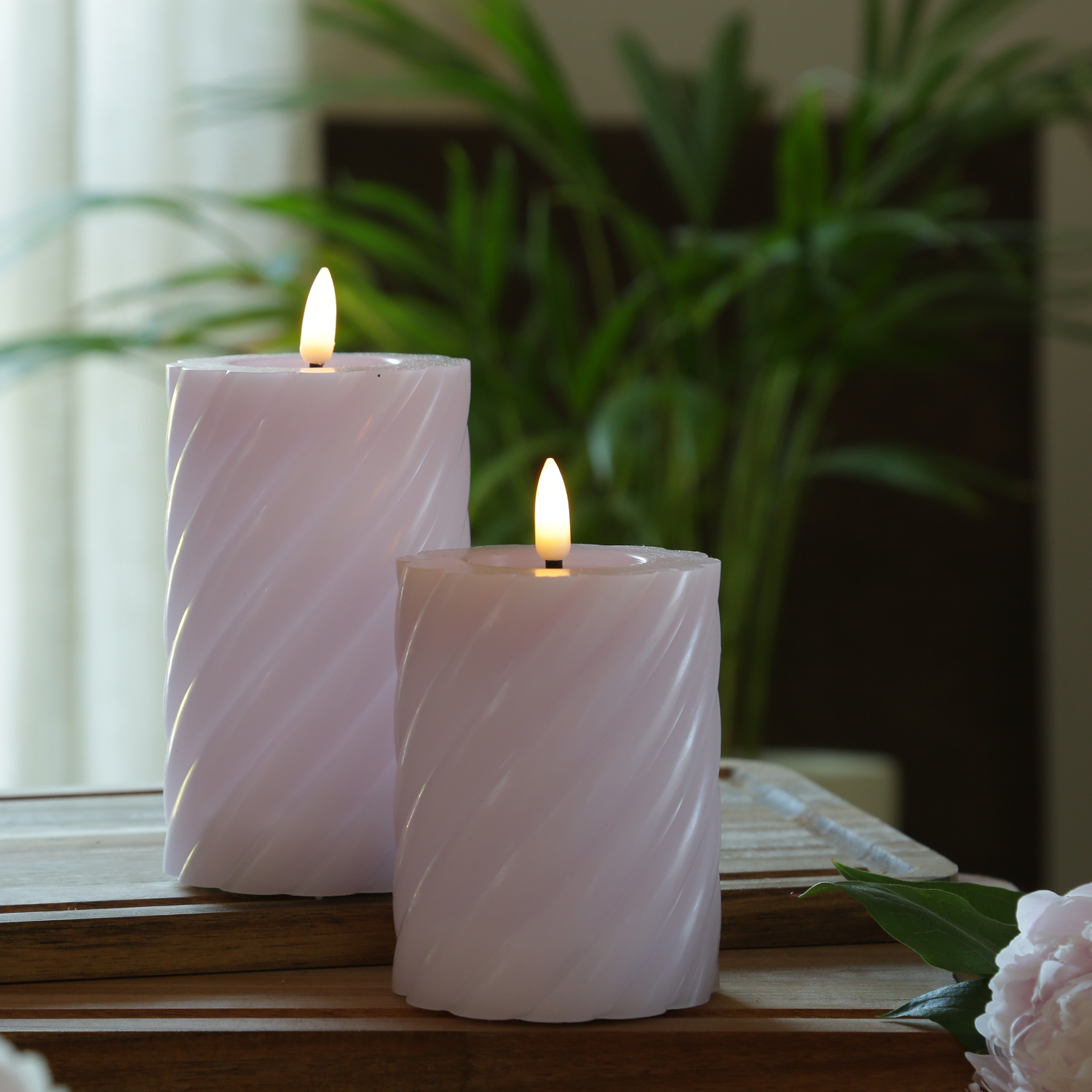 LED Stumpenkerze TWIST - Echtwachs - warmweiße 3D Flamme - H: 15cm - Batterie - Timer - flieder LED Stumpenkerze TWIST - Echtwachs - warmweiße 3D Flamme - H: 15cm - Batterie - Timer - flieder