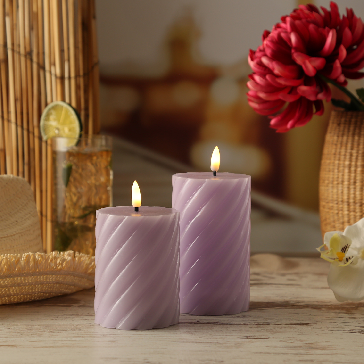 LED Stumpenkerze SWIRL - Echtwachs - warmweiße 3D Flamme - H: 15cm - Batterie - Timer - flieder LED Stumpenkerze SWIRL - Echtwachs - warmweiße 3D Flamme - H: 15cm - Batterie - Timer - flieder