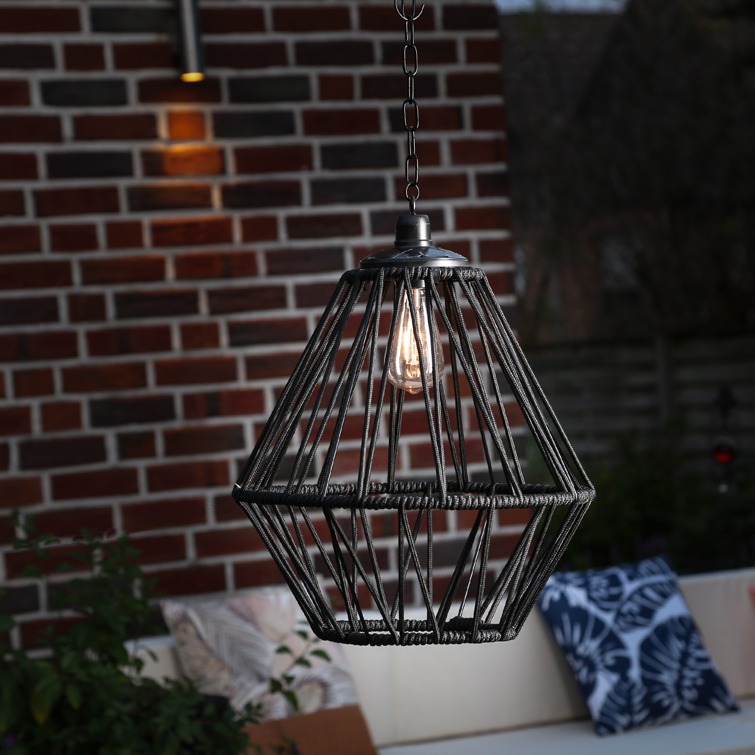 LED Solar Hängeleuchte - Kunststoffseil - 1 warmweiße LED - H: 47cm - D: 38cm - Außen - schwarz LED Solar Hängeleuchte - Kunststoffseil - 1 warmweiße LED - H: 47cm - D: 38cm - Außen - schwarz