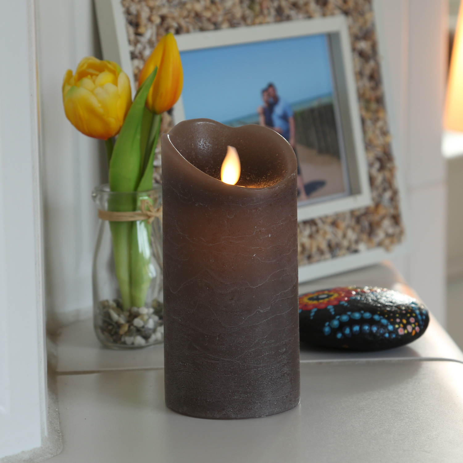 LED Kerze M-TWINKLE - Echtwachs  - mechanisch bewegte Flamme - H: 15cm - D: 7,5cm - Timer - braun LED Kerze M-TWINKLE - Echtwachs  - mechanisch bewegte Flamme - H: 15cm - D: 7,5cm - Timer - braun