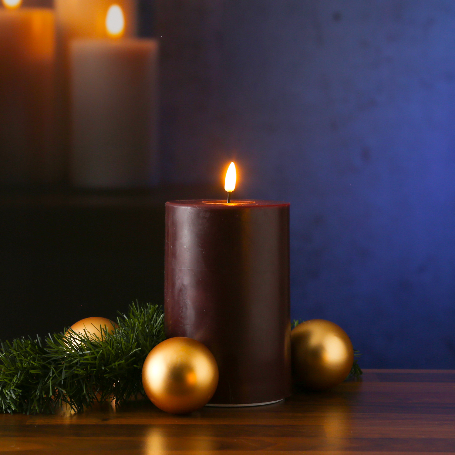 LED Stumpenkerze MIA - Echtwachs - realistische 3D Flamme - H: 15cm - D: 10cm - weinrot LED Stumpenkerze MIA - Echtwachs - realistische 3D Flamme - H: 15cm - D: 10cm - weinrot