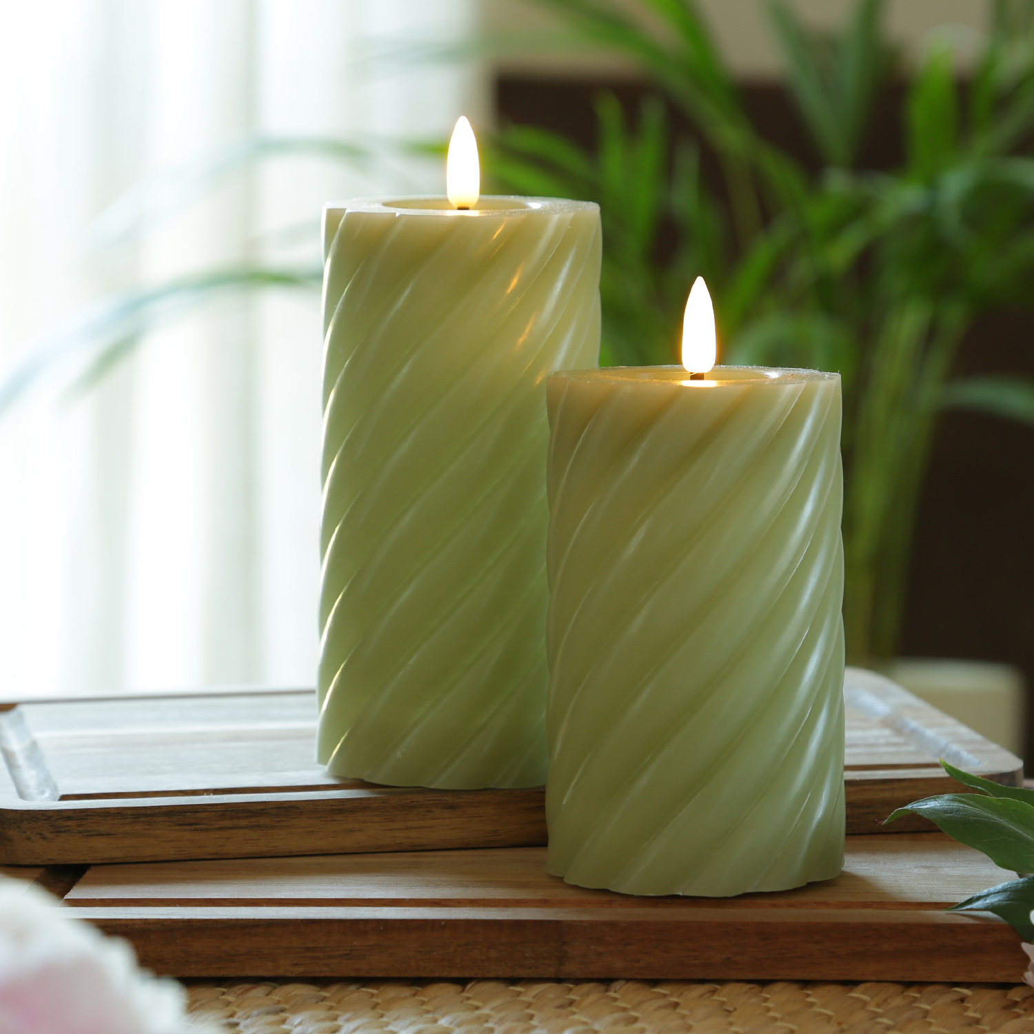LED Stumpenkerze TWIST - Echtwachs - warmweiße 3D Flamme - H: 15cm - Batterie - Timer - grün LED Stumpenkerze TWIST - Echtwachs - warmweiße 3D Flamme - H: 15cm - Batterie - Timer - grün