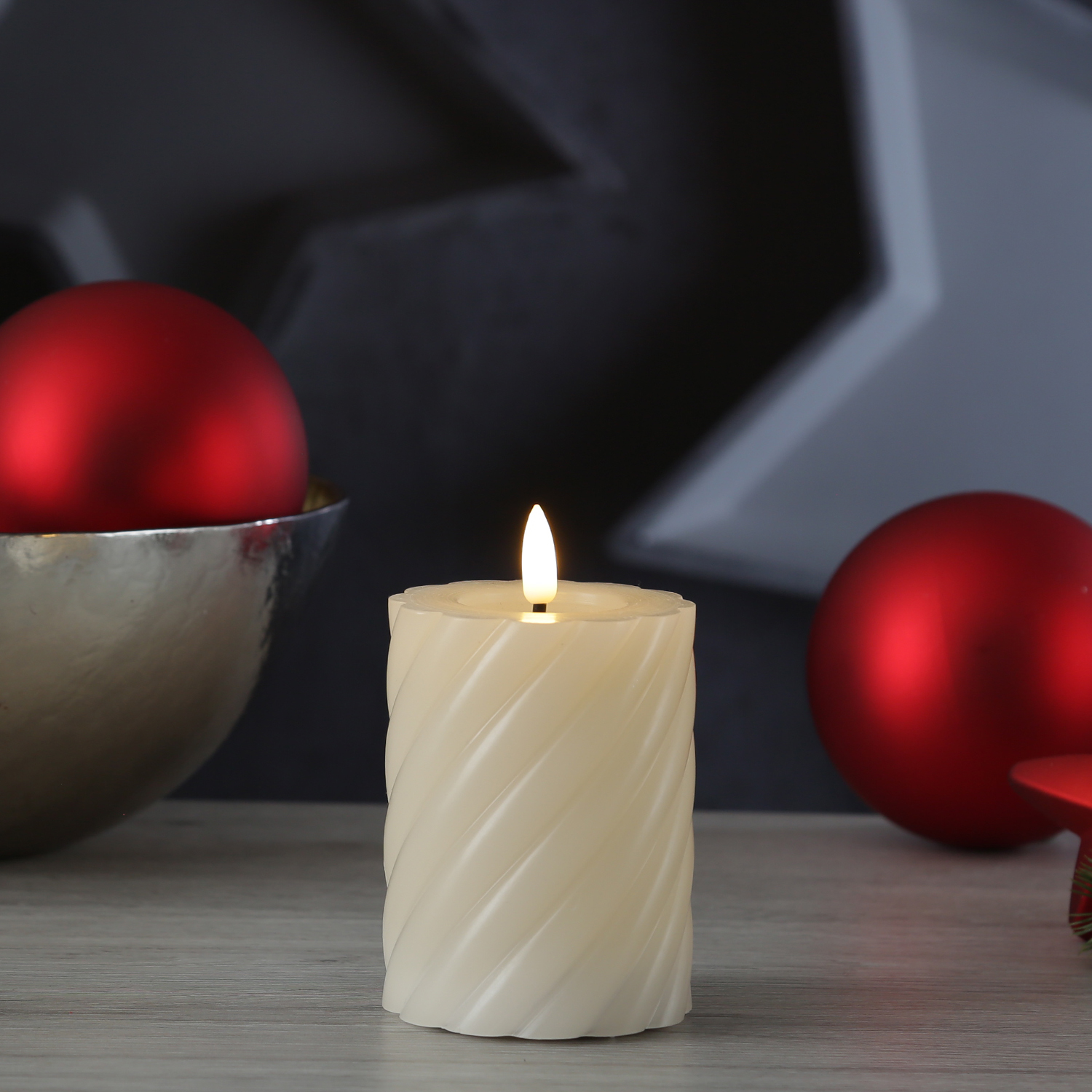 LED Stumpenkerze TWIST - Echtwachs - warmweiße 3D Flamme - H: 12,5cm - Batterie - Timer - creme LED Stumpenkerze TWIST - Echtwachs - warmweiße 3D Flamme - H: 12,5cm - Batterie - Timer - creme