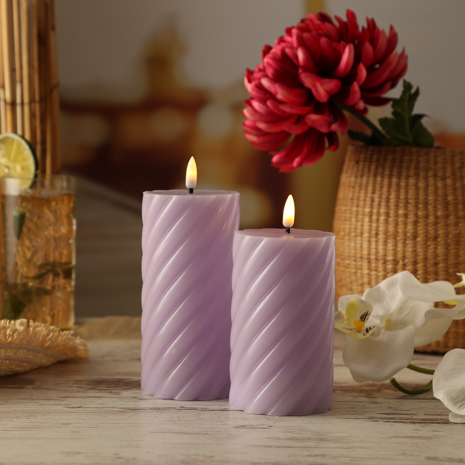 LED Stumpenkerze SWIRL - Echtwachs - warmweiße 3D Flamme - H: 15cm - Batterie - Timer - flieder LED Stumpenkerze SWIRL - Echtwachs - warmweiße 3D Flamme - H: 15cm - Batterie - Timer - flieder