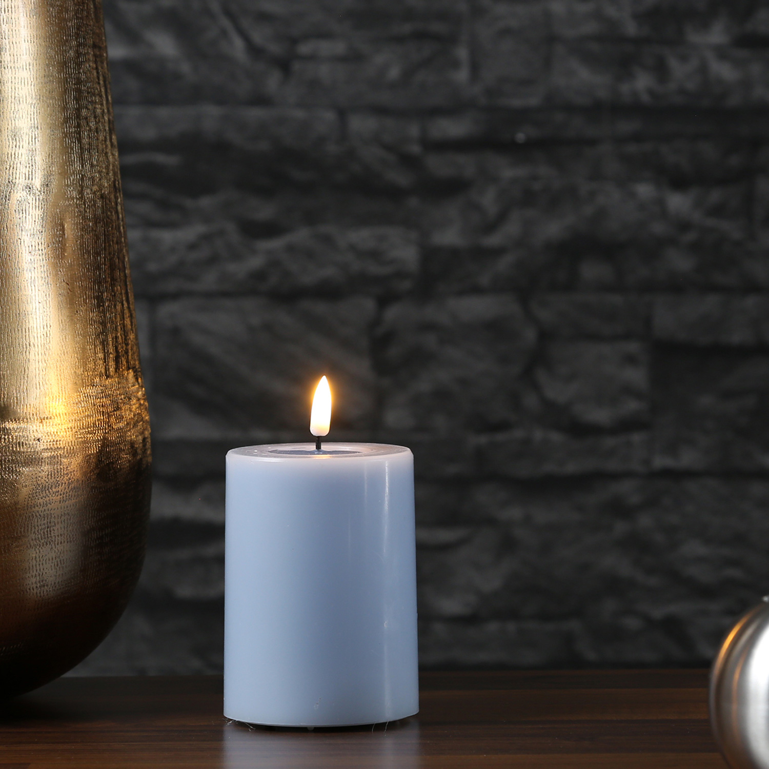 LED Stumpenkerze MIA - Echtwachs - realistische 3D Flamme - H: 10cm - D: 7,5cm - hellblau