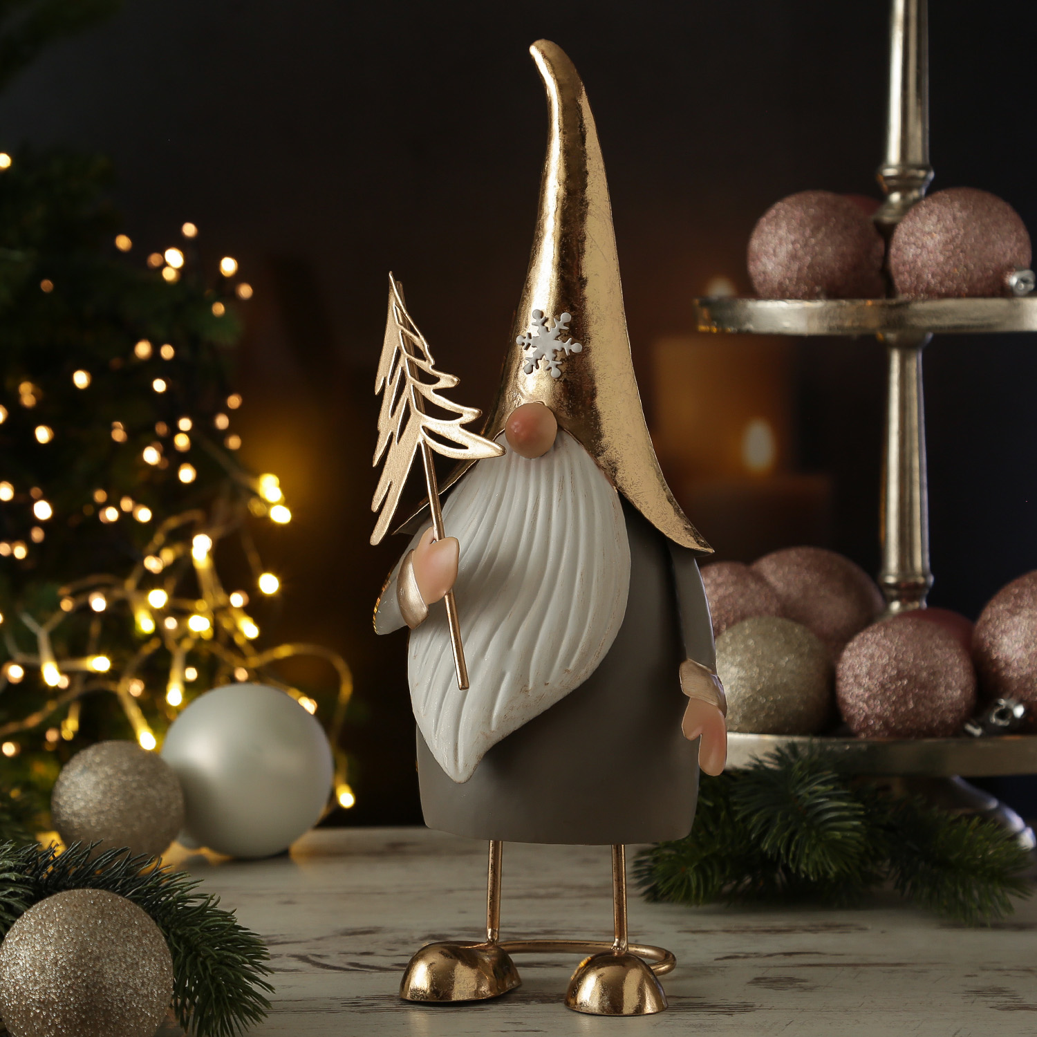 Weihnachtswichtel NILS mit Baum - Dekofigur aus Metall - H: 35cm - gold, grau Weihnachtswichtel NILS mit Baum - Dekofigur aus Metall - H: 35cm - gold, grau