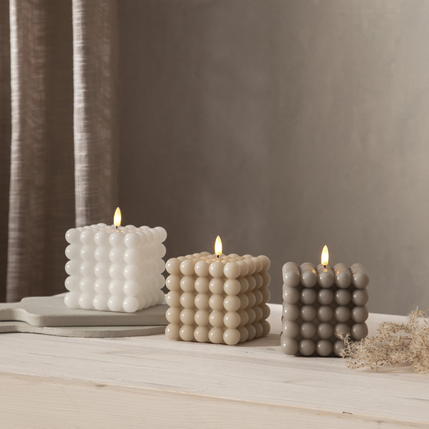 LED Kerze Bubble - Würfelkerze - Echtwachs - realistische 3D Flamme - H: 12,5cm - Timer - creme LED Kerze Bubble - Würfelkerze - Echtwachs - realistische 3D Flamme - H: 12,5cm - Timer - creme