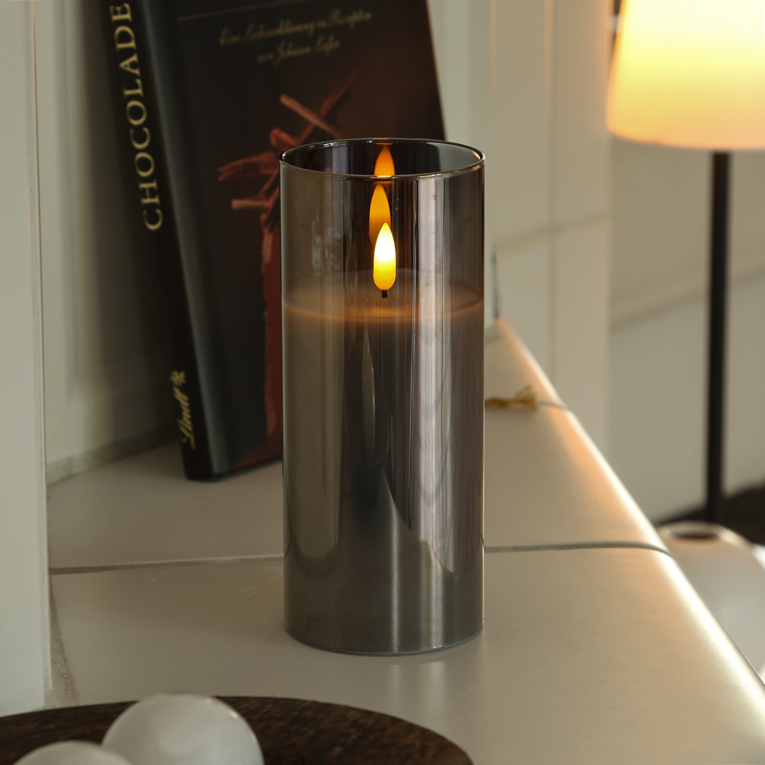 LED Kerze im Glas - Windlicht - Echtwachs - flackernde 3D Flamme - Timer - H: 17,5cm - rauchgrau LED Kerze im Glas - Windlicht - Echtwachs - flackernde 3D Flamme - Timer - H: 17,5cm - rauchgrau