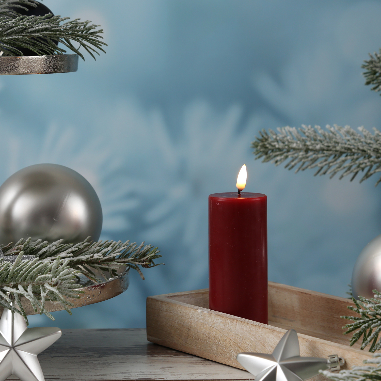 LED Stumpenkerze MIA - Echtwachs - realistische 3D Flamme - H: 12,5cm - D: 5cm - bordeauxrot LED Stumpenkerze MIA - Echtwachs - realistische 3D Flamme - H: 12,5cm - D: 5cm - bordeauxrot