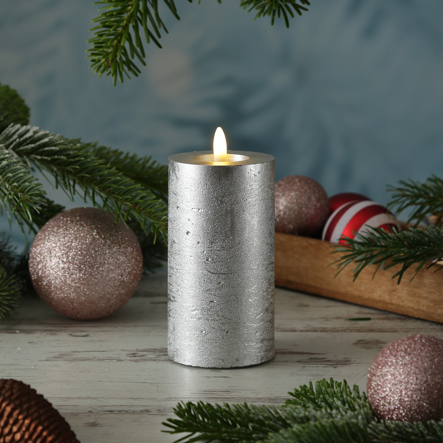 LED Kerze LINA - Rustik-Optik - Echtwachs - 3D Flamme - H: 15cm - D: 7cm - Timer - silber LED Kerze LINA - Rustik-Optik - Echtwachs - 3D Flamme - H: 15cm - D: 7cm - Timer - silber