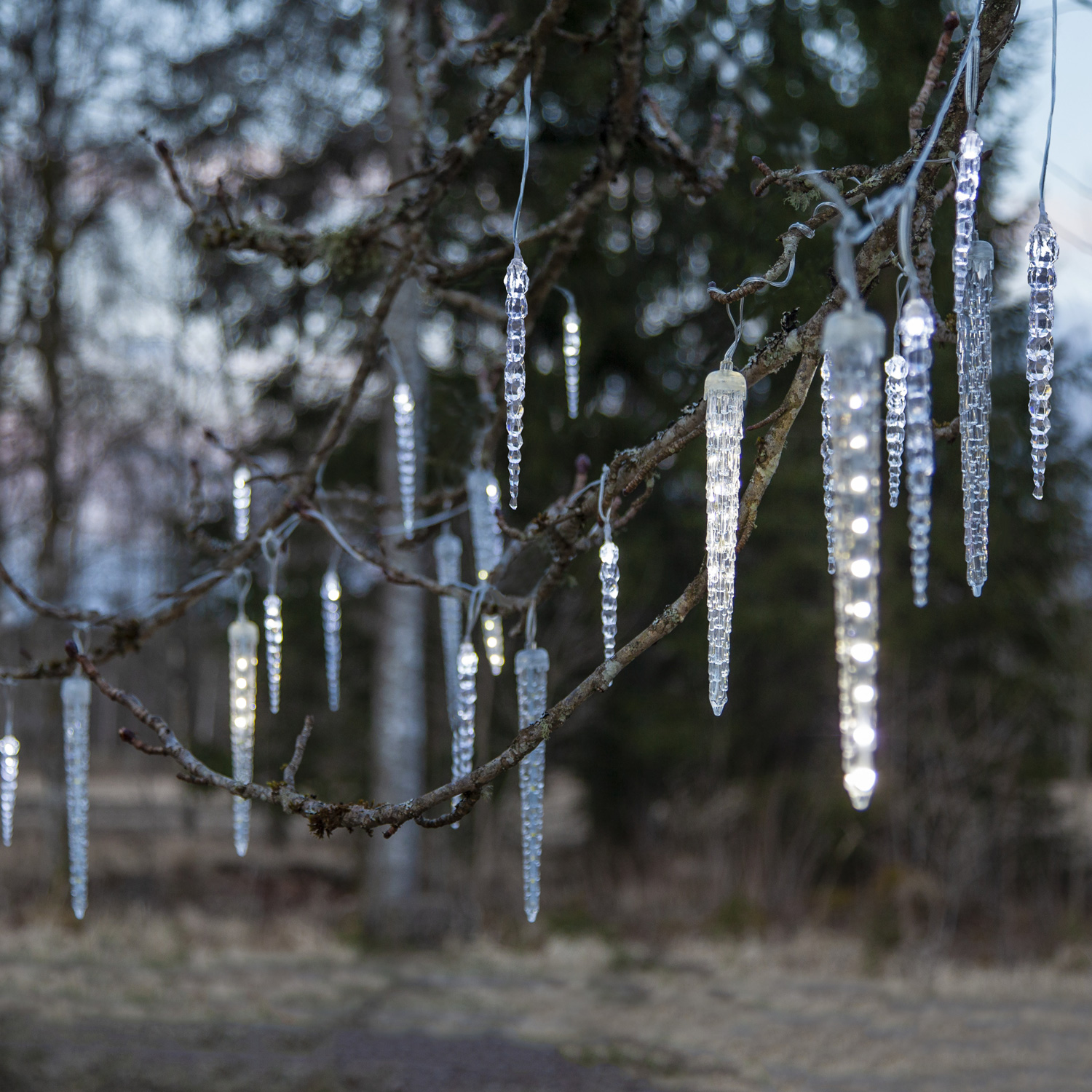 LED Lichterkette Eiszapfen - 24 Eiszapfen - kaltweiße LED - Dauerlicht/Lauflicht - L: 7m - f. Außen LED Lichterkette Eiszapfen - 24 Eiszapfen - kaltweiße LED - Dauerlicht/Lauflicht - L: 7m - f. Außen