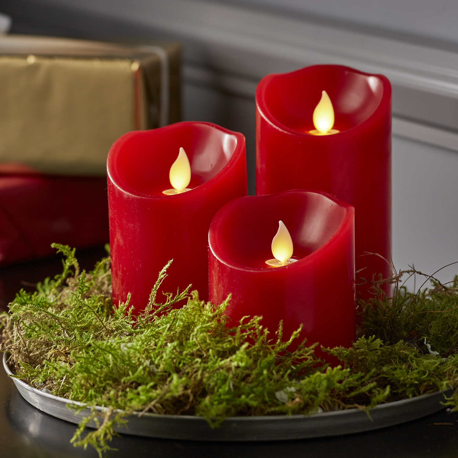 LED Stumpenkerze TWINKLE - bewegte, warmweiße LED Flamme - H: 10cm, D: 7,5cm - Timer - rot LED Stumpenkerze TWINKLE - bewegte, warmweiße LED Flamme - H: 10cm, D: 7,5cm - Timer - rot