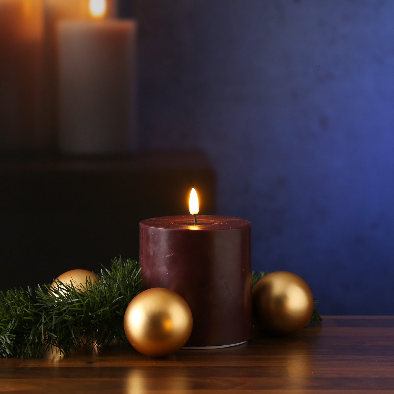 LED Stumpenkerze MIA - Echtwachs - realistische 3D Flamme - H: 10cm - D: 10cm - weinrot LED Stumpenkerze MIA - Echtwachs - realistische 3D Flamme - H: 10cm - D: 10cm - weinrot