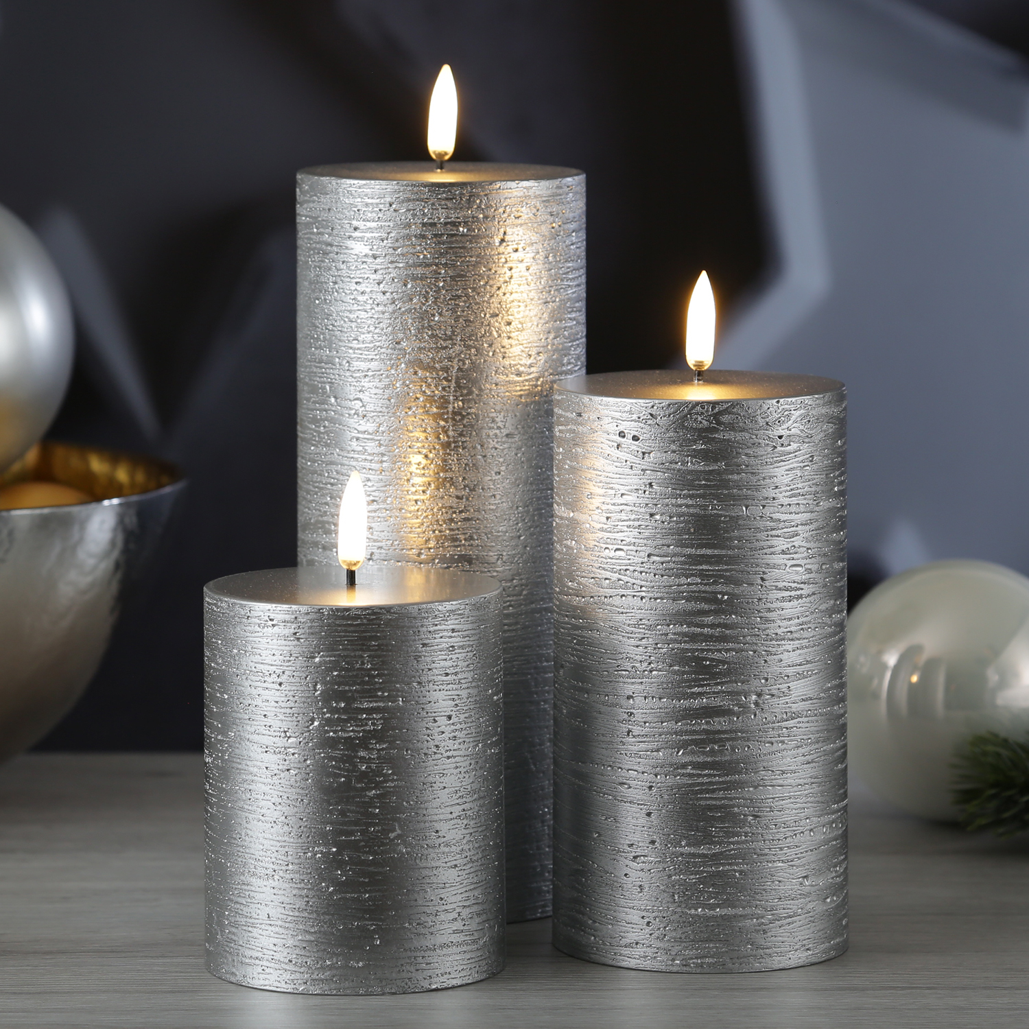 LED Kerze PIA - Rustik-Optik - Echtwachs - H: 20cm - D: 7,8cm - Timer - bis zu 1000 Std. - silber LED Kerze PIA - Rustik-Optik - Echtwachs - H: 20cm - D: 7,8cm - Timer - bis zu 1000 Std. - silber
