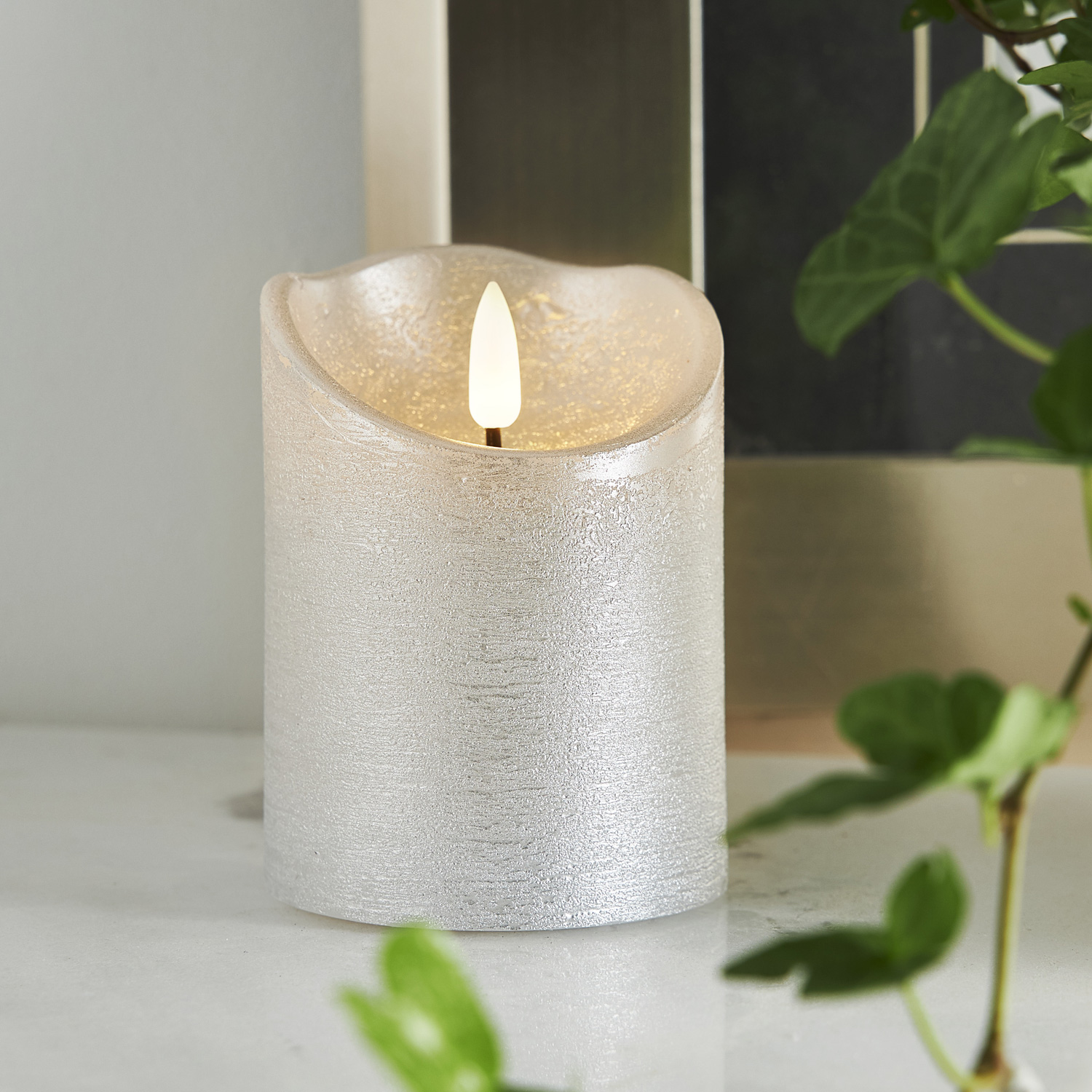 LED Stumpenkerze RUSTIC - Echtwachs - warmweiße 3D Flamme - H: 10cm - Batterie - Timer - silber LED Stumpenkerze RUSTIC - Echtwachs - warmweiße 3D Flamme - H: 10cm - Batterie - Timer - silber