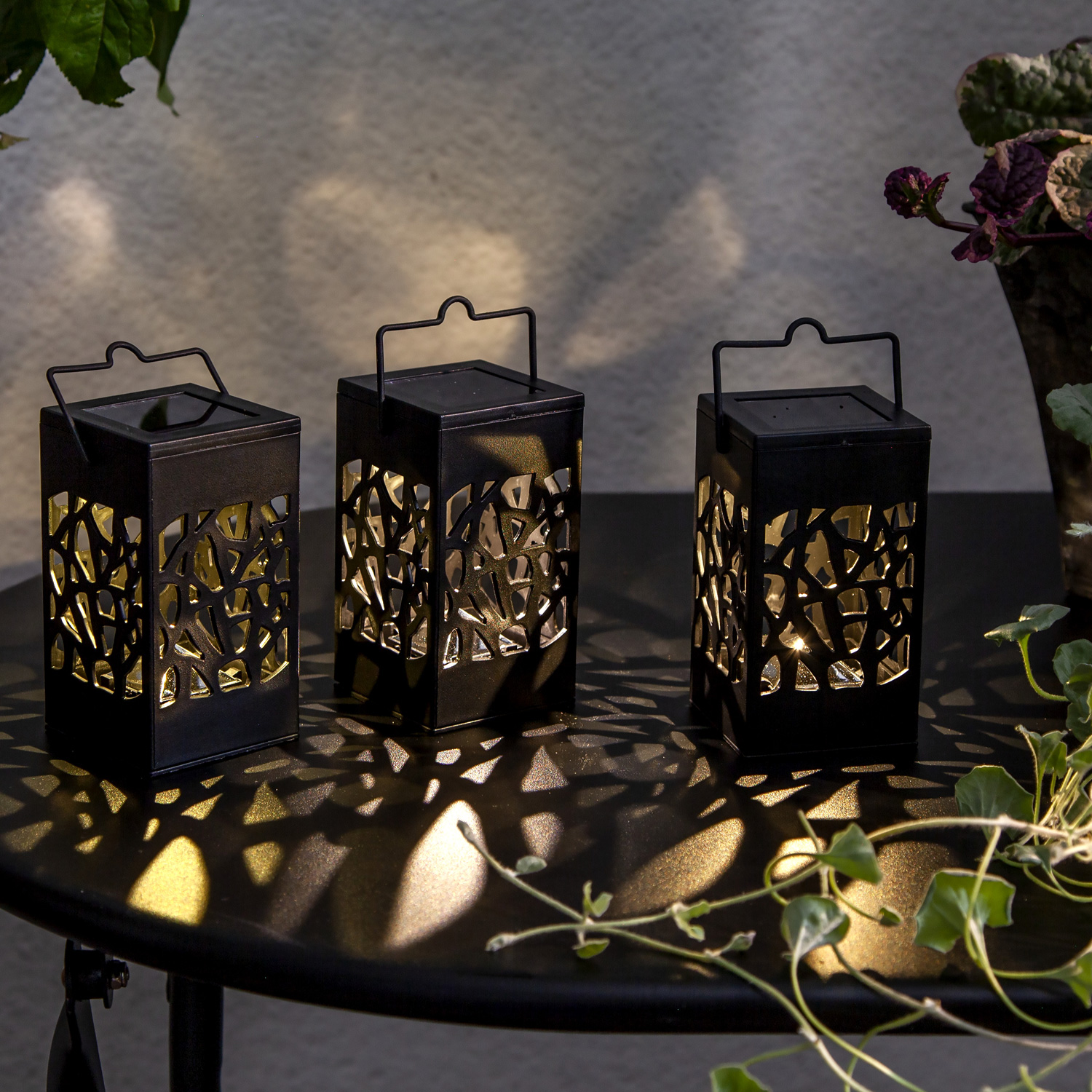 LED Solar Laternen Izola - zum Hängen o. Stellen - warmweiße LED - H: 11cm - Lichtsensor - 3er Set LED Solar Laternen Izola - zum Hängen o. Stellen - warmweiße LED - H: 11cm - Lichtsensor - 3er Set