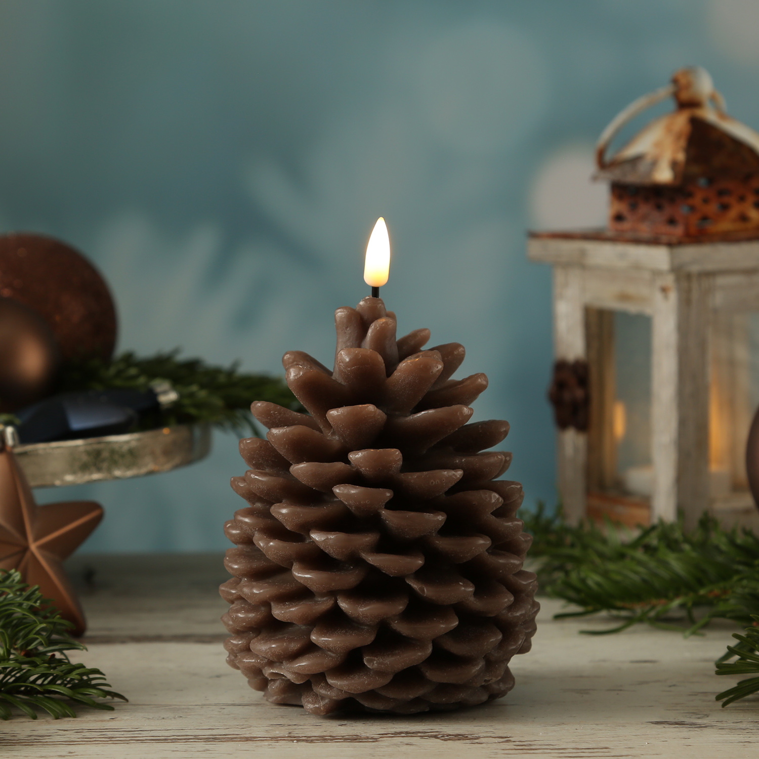 LED Kerze Zapfen - Echtwachs - flackernde 3D Flamme - H: 13cm - D: 10cm - Batteriebetrieb - braun