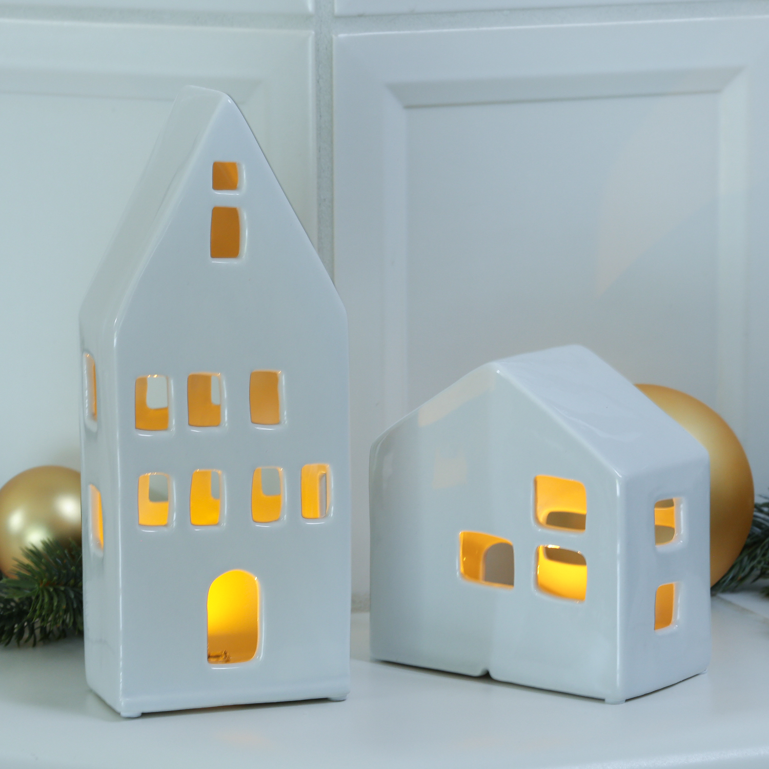 LED Haus - Porzellan Lichthaus - warmweiße LED - H: 13cm - inkl. Batterie - für Innen - weiß LED Haus - Porzellan Lichthaus - warmweiße LED - H: 13cm - inkl. Batterie - für Innen - weiß