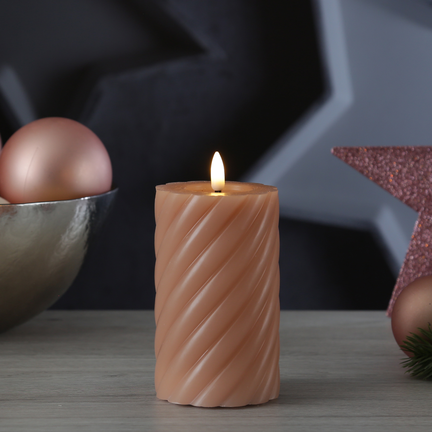 LED Stumpenkerze TWIST - Echtwachs - warmweiße 3D Flamme - H: 15cm - Batterie - Timer - altrosa LED Stumpenkerze TWIST - Echtwachs - warmweiße 3D Flamme - H: 15cm - Batterie - Timer - altrosa