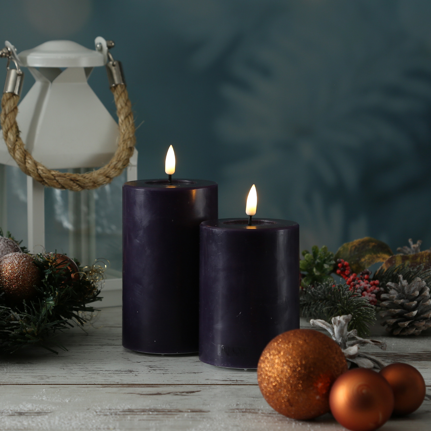 LED Stumpenkerze MIA - Echtwachs - realistische 3D Flamme - H: 12,5cm - D: 7,5cm - dunkellila LED Stumpenkerze MIA - Echtwachs - realistische 3D Flamme - H: 12,5cm - D: 7,5cm - dunkellila