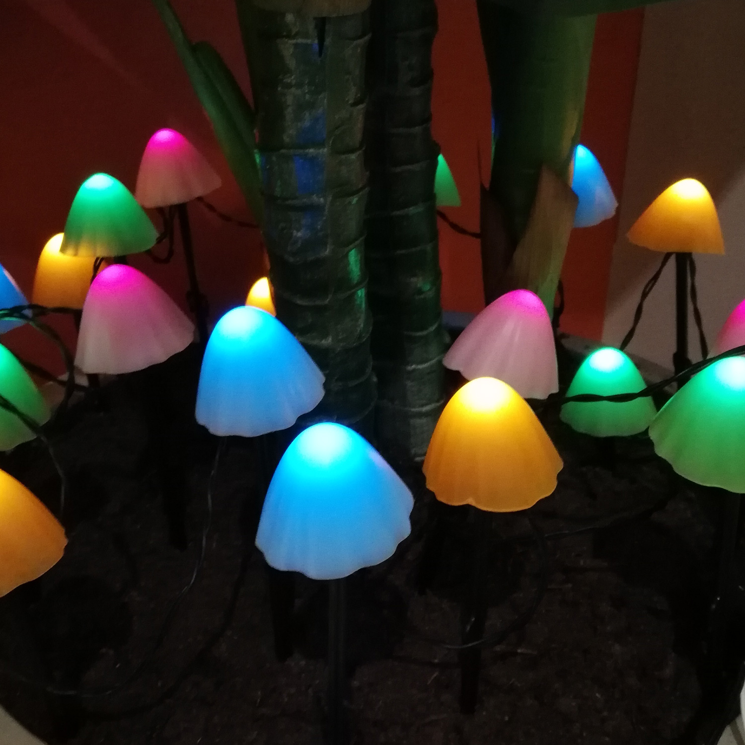 LED Lichterkette Mini Pilze - 20 Gartenstecker mit Erdspießen - 8 Funkt. - Timer - L: 3,8m - bunt LED Lichterkette Mini Pilze - 20 Gartenstecker mit Erdspießen - 8 Funkt. - Timer - L: 3,8m - bunt
