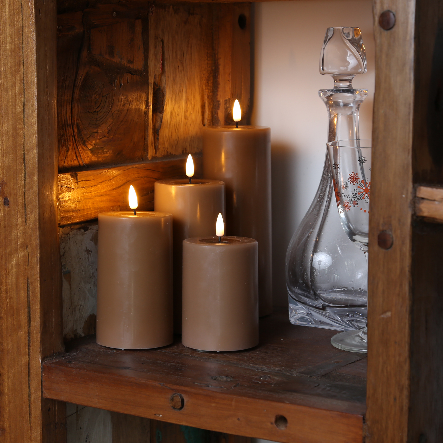 LED Stumpenkerze MIA - Echtwachs - realistische 3D Flamme - H: 12,5cm - Batteriebetrieb - karamell LED Stumpenkerze MIA - Echtwachs - realistische 3D Flamme - H: 12,5cm - Batteriebetrieb - karamell