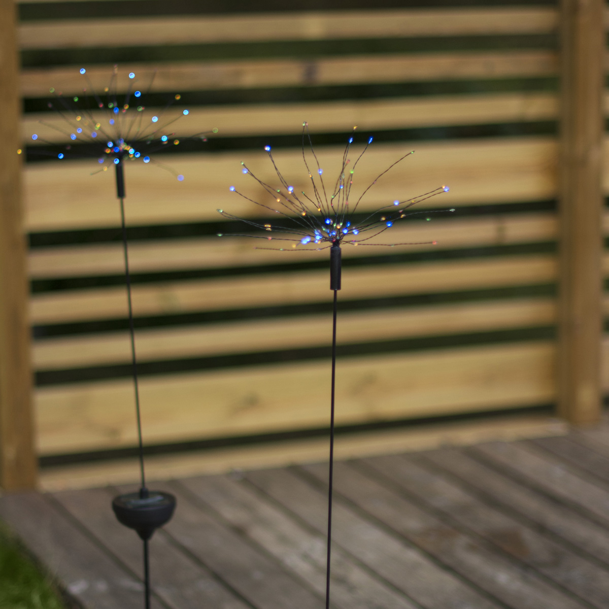 LED Solarstab FEUERWERK Gartendeko - 90 bunte LED - H: 100cm - Dämmerungssensor LED Solarstab FEUERWERK Gartendeko - 90 bunte LED - H: 100cm - Dämmerungssensor