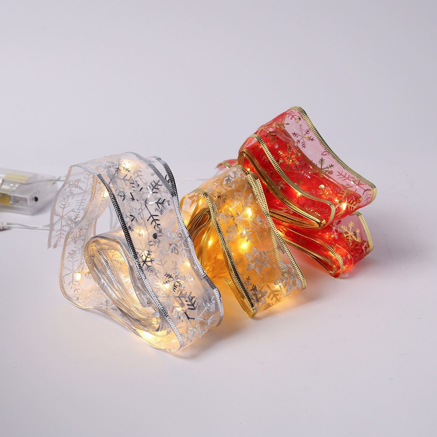 LED Seidenband Lichterkette - Geschenkband - Schneeflockenmotiv - 30 LED - L: 2,7m - Batterie - gold LED Seidenband Lichterkette - Geschenkband - Schneeflockenmotiv - 30 LED - L: 2,7m - Batterie - gold