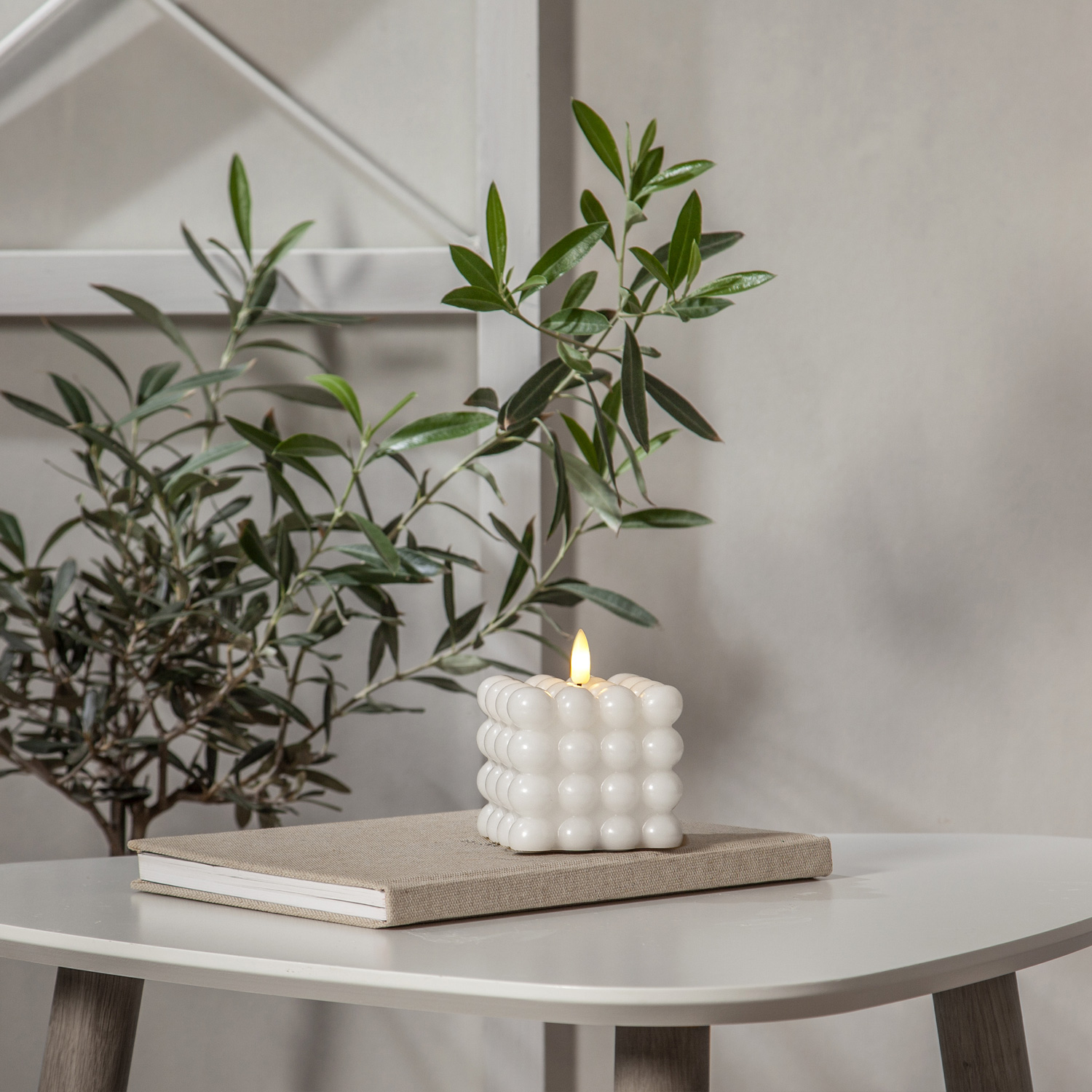 LED Kerze Bubble - Würfelkerze - Echtwachs - realistische 3D Flamme - H: 9,5cm - Timer - weiß LED Kerze Bubble - Würfelkerze - Echtwachs - realistische 3D Flamme - H: 9,5cm - Timer - weiß