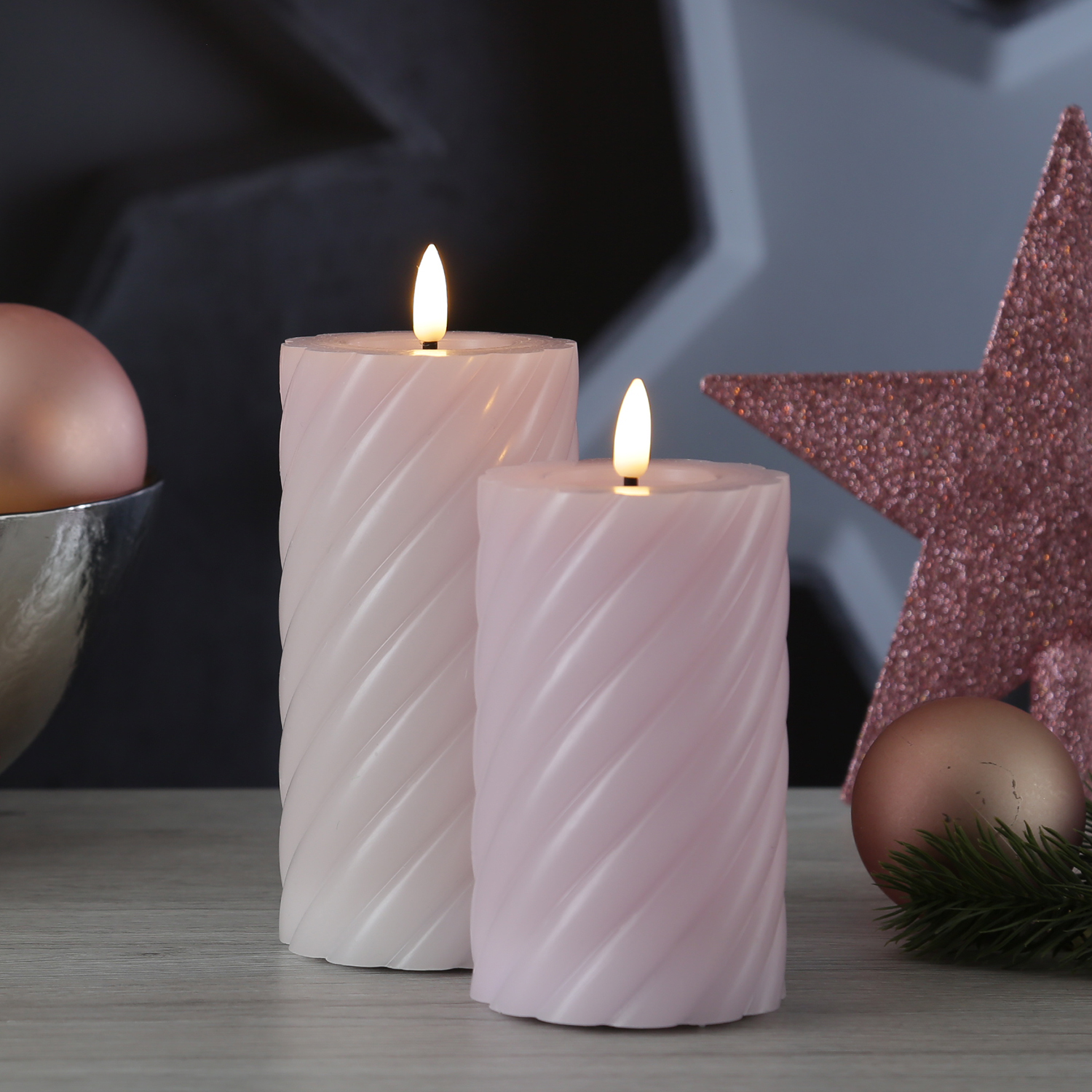 LED Stumpenkerze TWIST - Echtwachs - warmweiße 3D Flamme - H: 17,5cm - Batterie - Timer - flieder LED Stumpenkerze TWIST - Echtwachs - warmweiße 3D Flamme - H: 17,5cm - Batterie - Timer - flieder